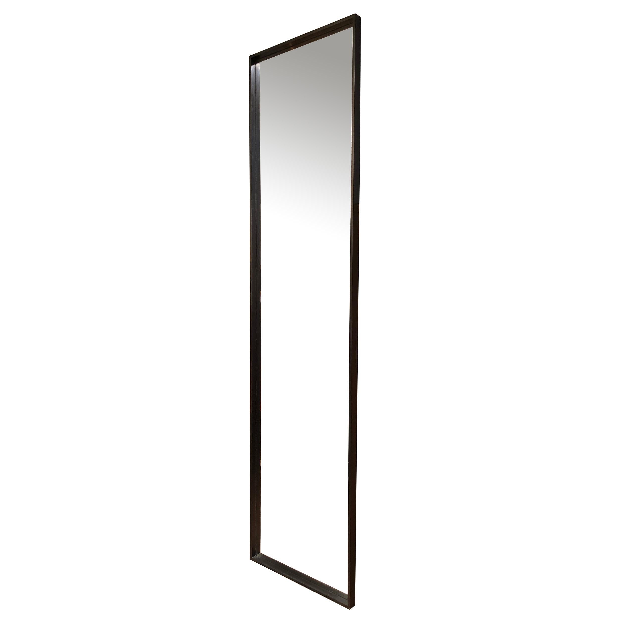 Ein originaler rechteckiger Spiegel von WYETH mit einem maschinell bearbeiteten Rahmen aus geschwärzter Bronze mit tiefer Kante. Maße: 24 x 96 Zoll. Hergestellt vom Wyeth Workshop in NY. Erhältlich in polierter, gebürsteter, patinierter oder