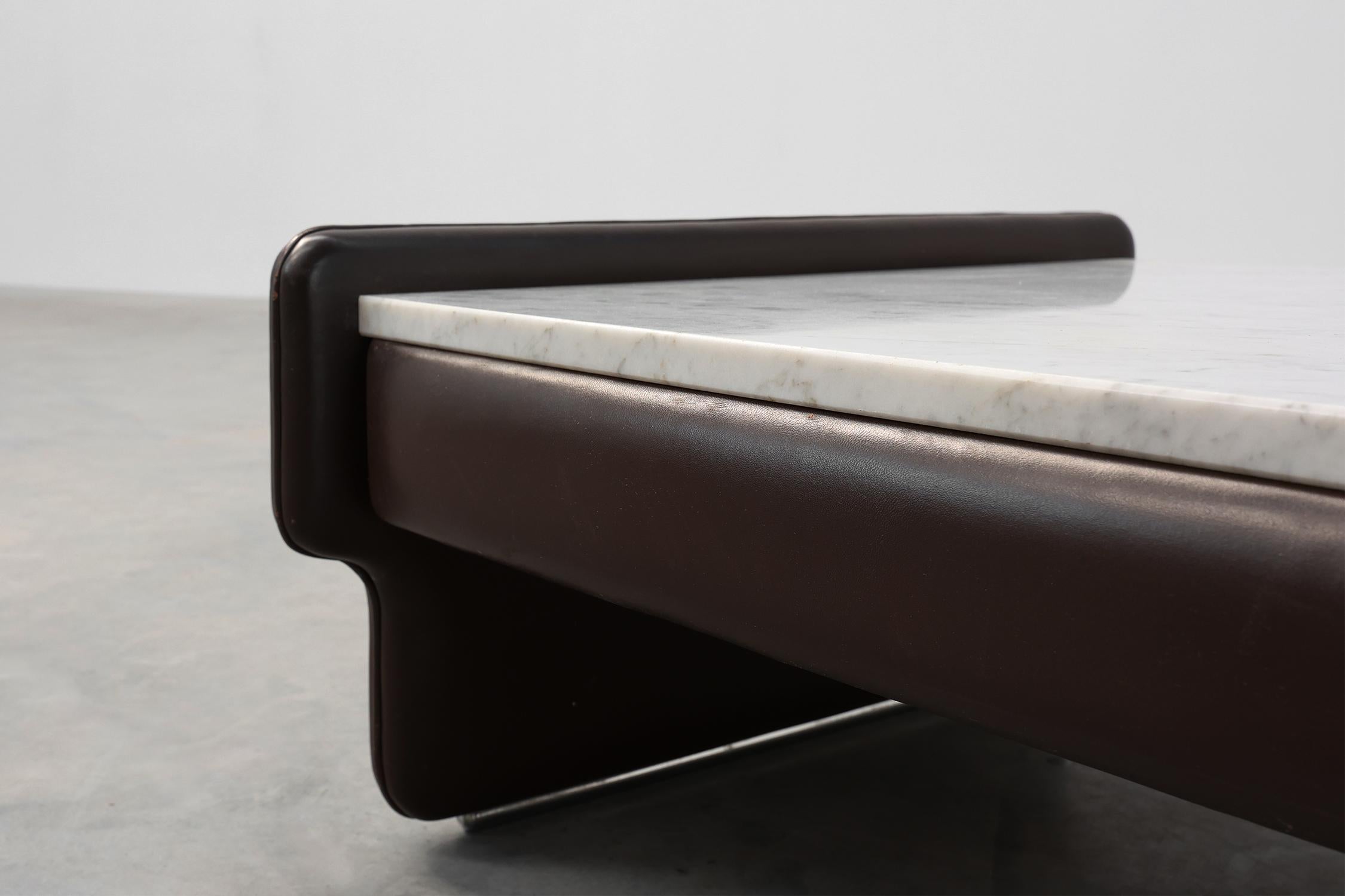 Belgium / 1960 / Coffee Table / marble, leather / Mid-century / Vintage

A very rare rectangular brown leather coffee table with a white Carrara marble top. Made in Belgium in the late '60's.

This exceptional designed low table combines mid-century