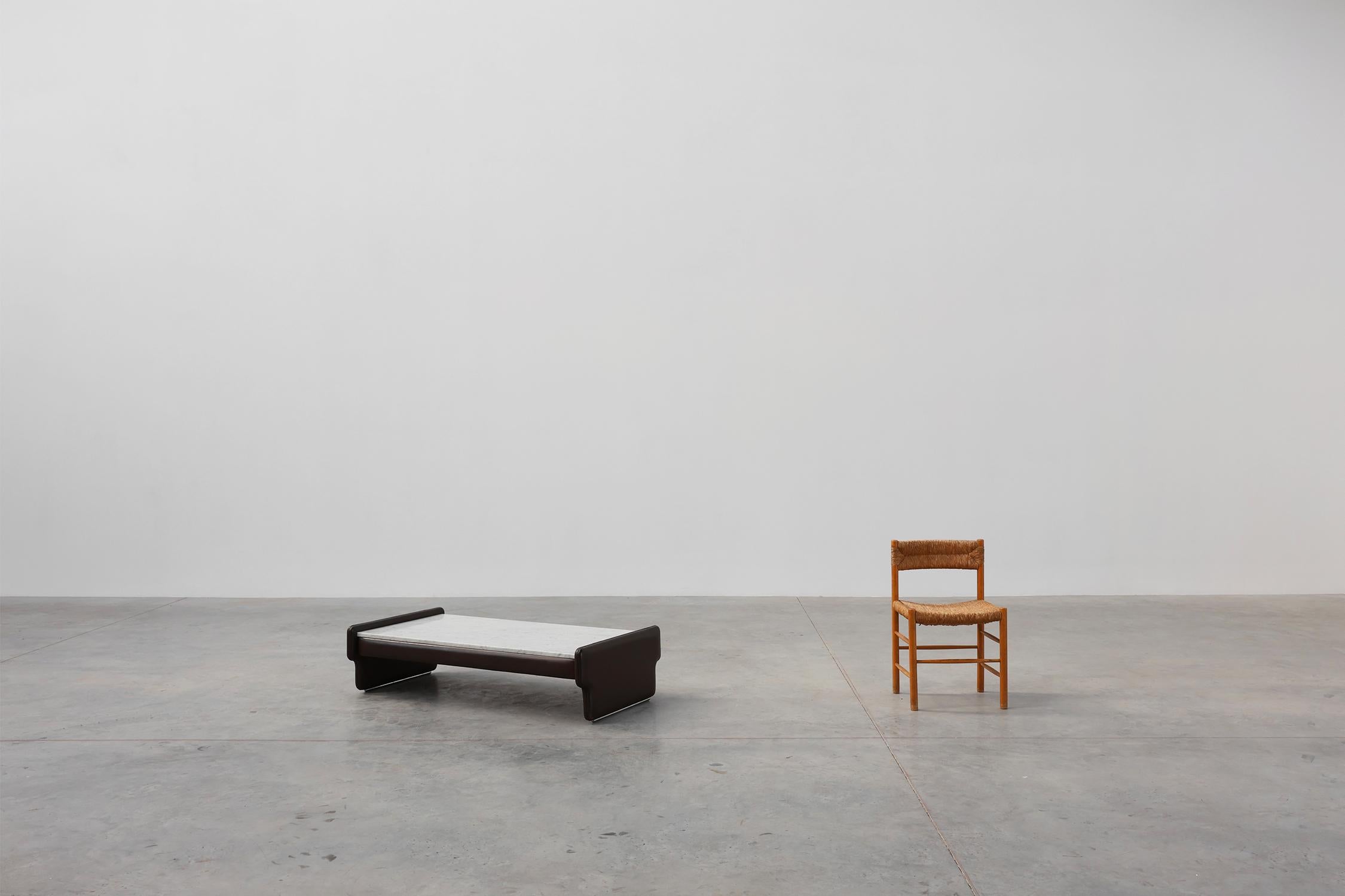 Mid-Century Modern Rectangular Brown leather and Carrara marble coffee table, ca. 1960 For Sale