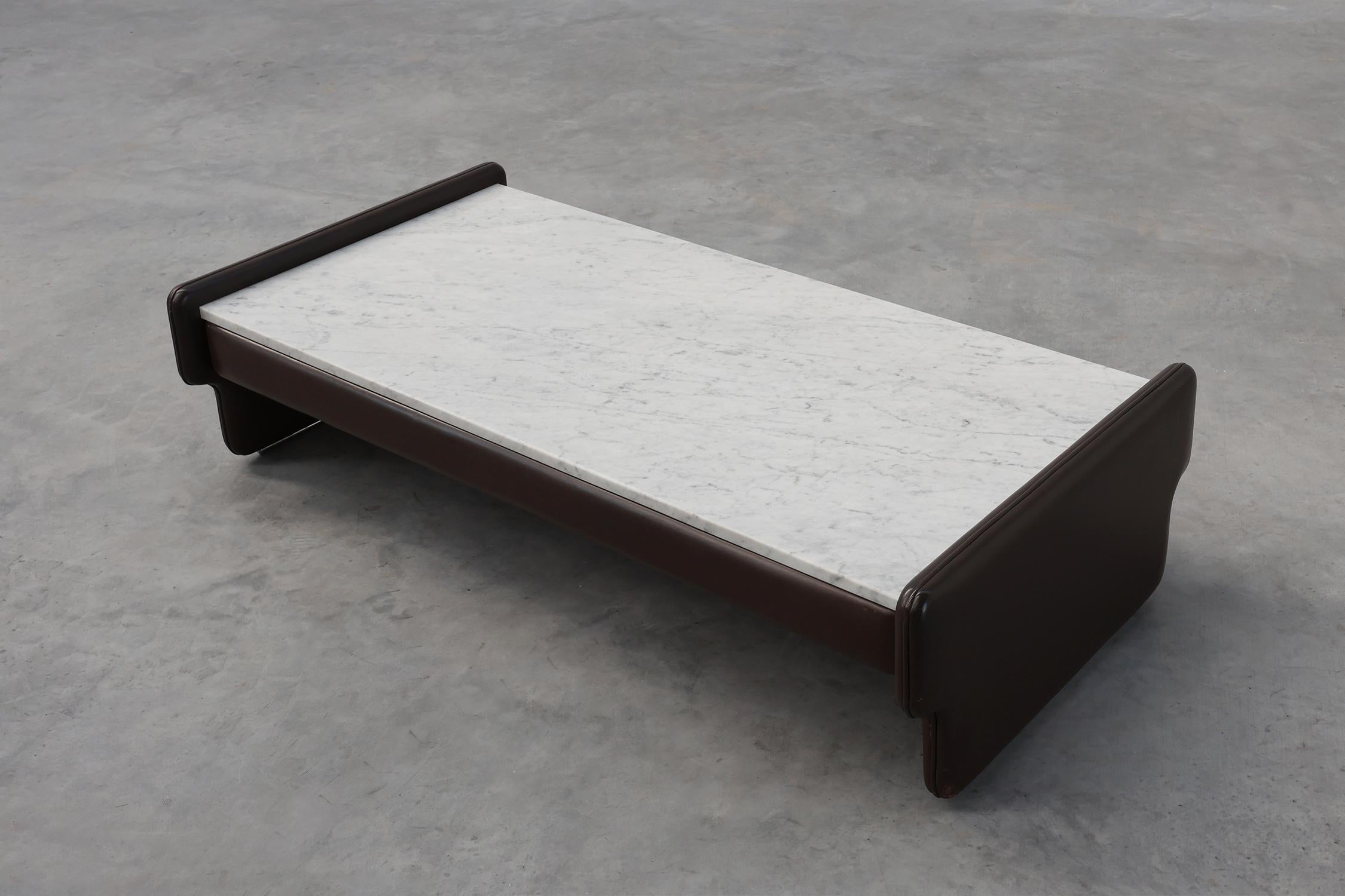 Rectangular Brown leather and Carrara marble coffee table, ca. 1960 In Good Condition For Sale In Meulebeke, BE