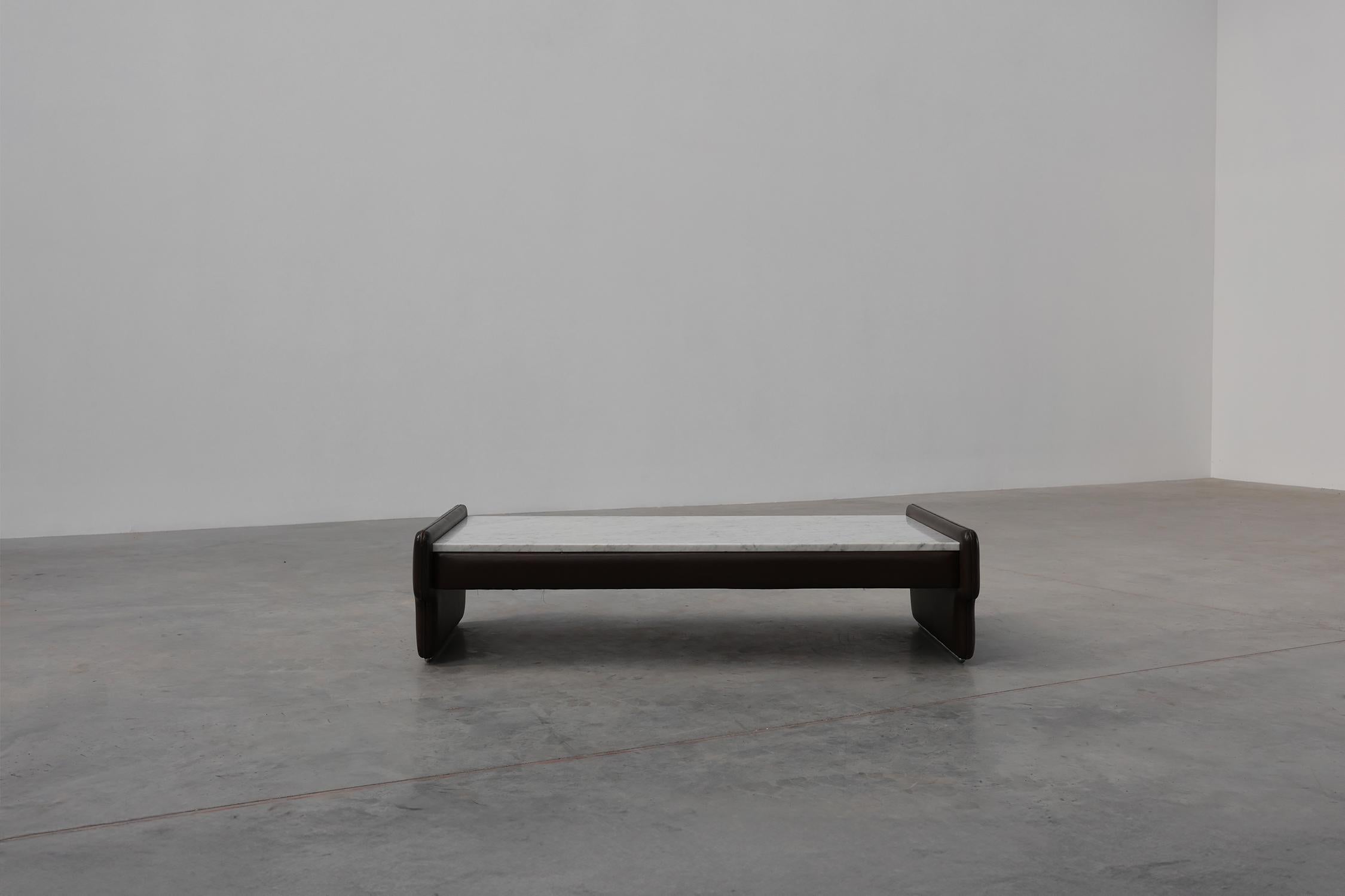 Rectangular Brown leather and Carrara marble coffee table, ca. 1960 For Sale 2