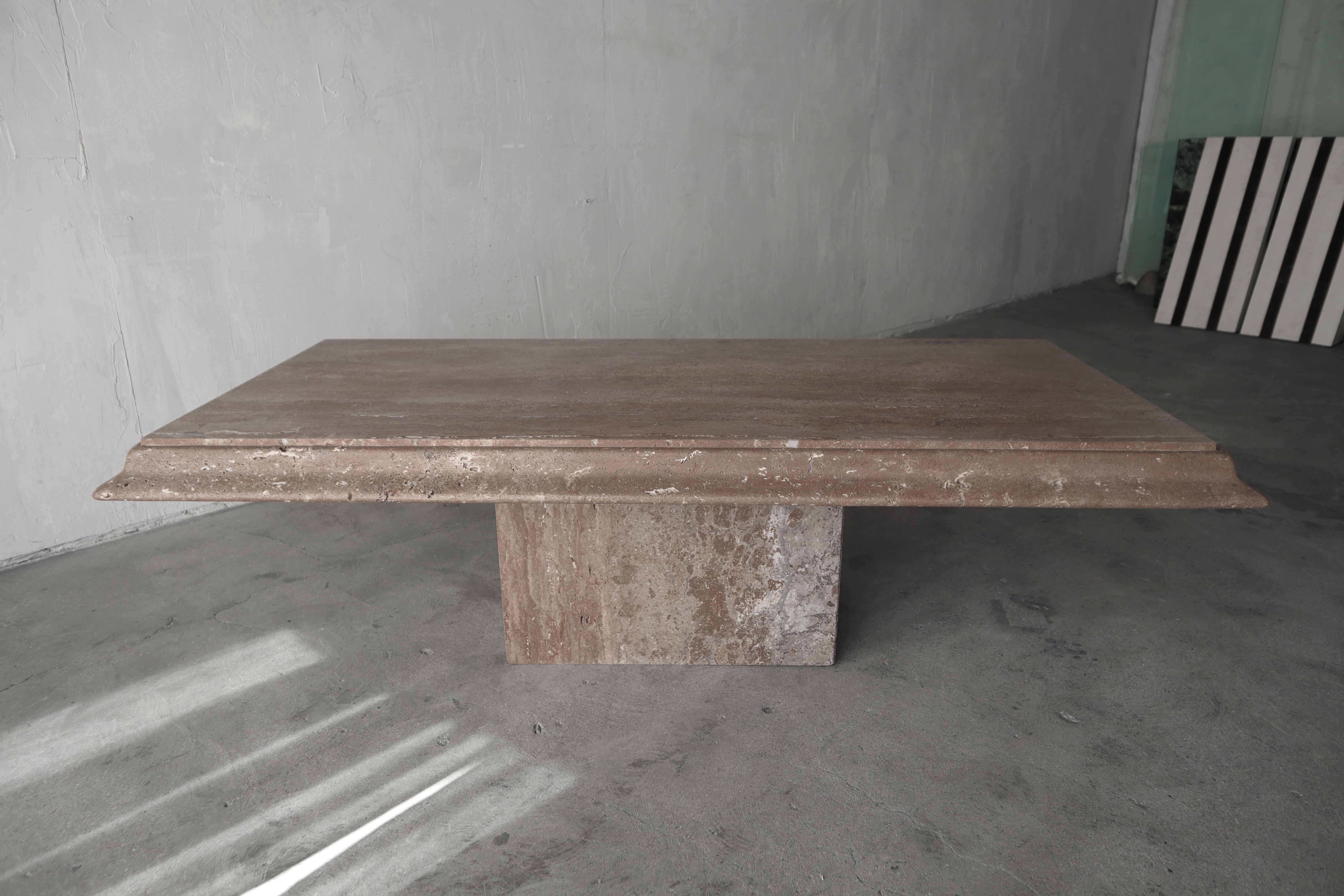 Cette table basse en travertin marron fait sensation. La table est d'une grande beauté, avec de jolis détails sur les bords.  Cette table est la pièce parfaite si vous avez besoin d'une pièce minimaliste avec beaucoup de style.

La Nature est en