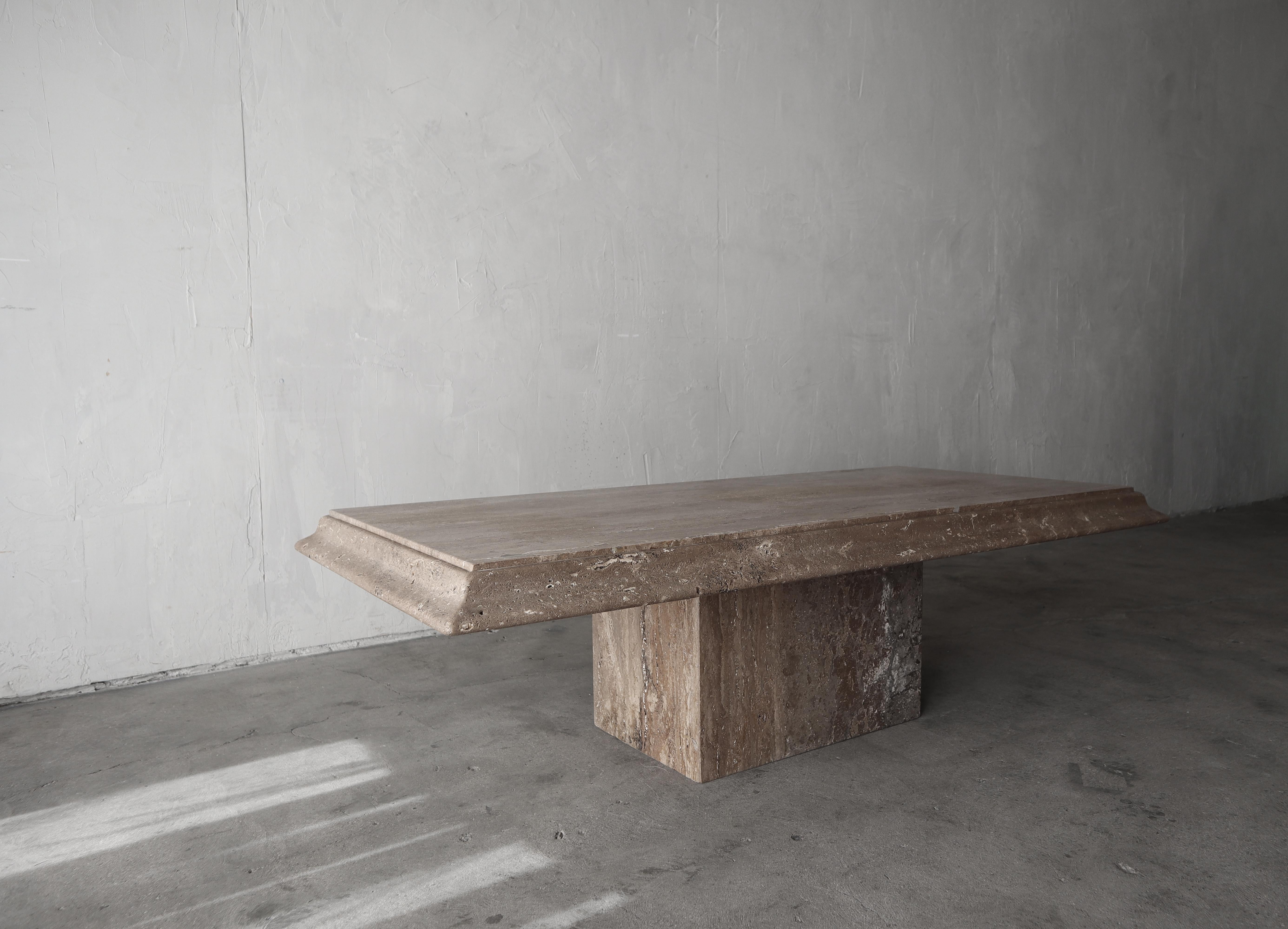Postmoderne Table basse rectangulaire en travertin Brown Pedestal en vente