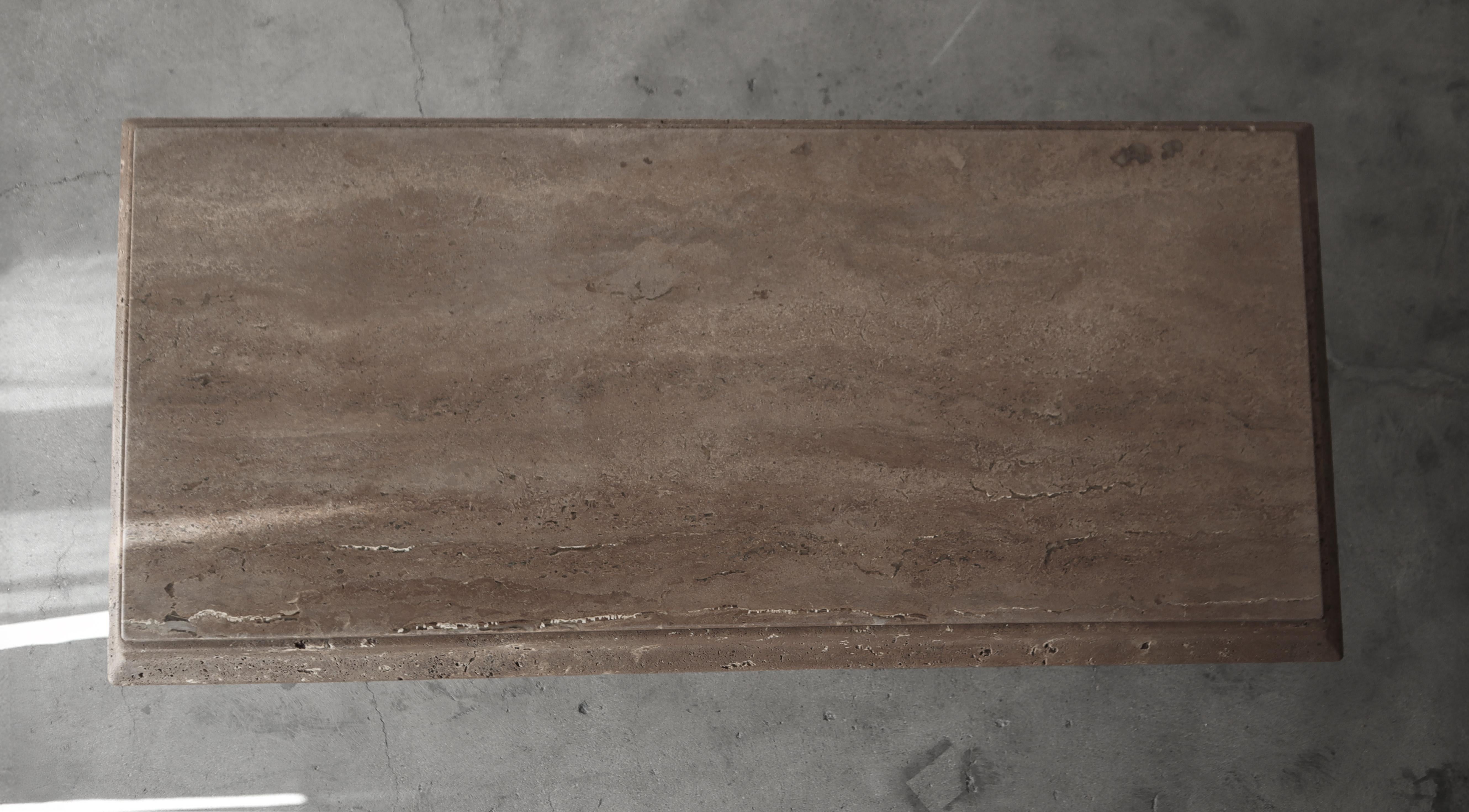 20ième siècle Table basse rectangulaire en travertin Brown Pedestal en vente