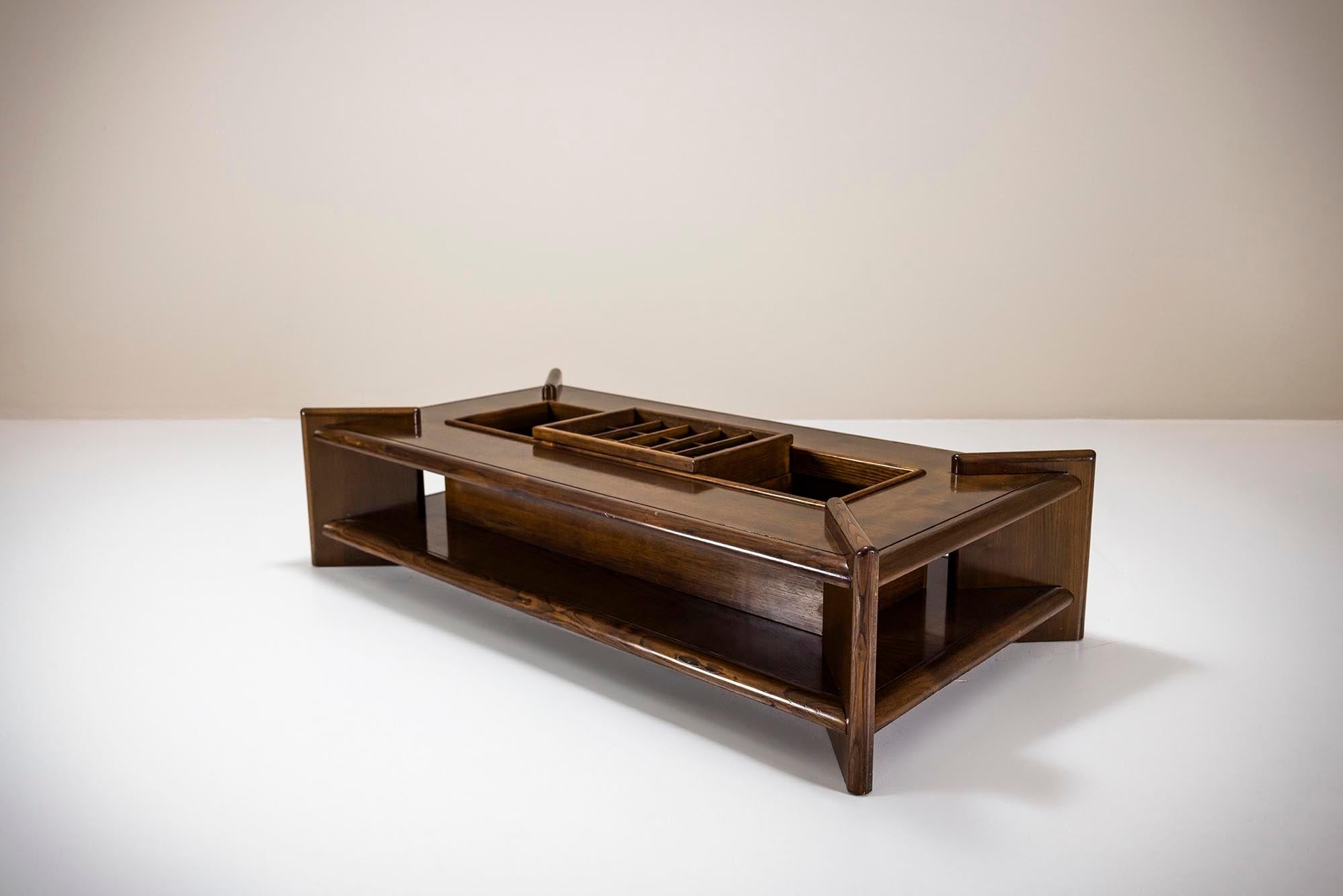 Dieser große, aus Eschenholz gefertigte Couchtisch setzt mit seinem brutalistischen Design ein mutiges Statement. Die solide und geometrische Form besticht durch ihre ausgeprägten Winkel und präzisen Proportionen und bietet sowohl Funktionalität als