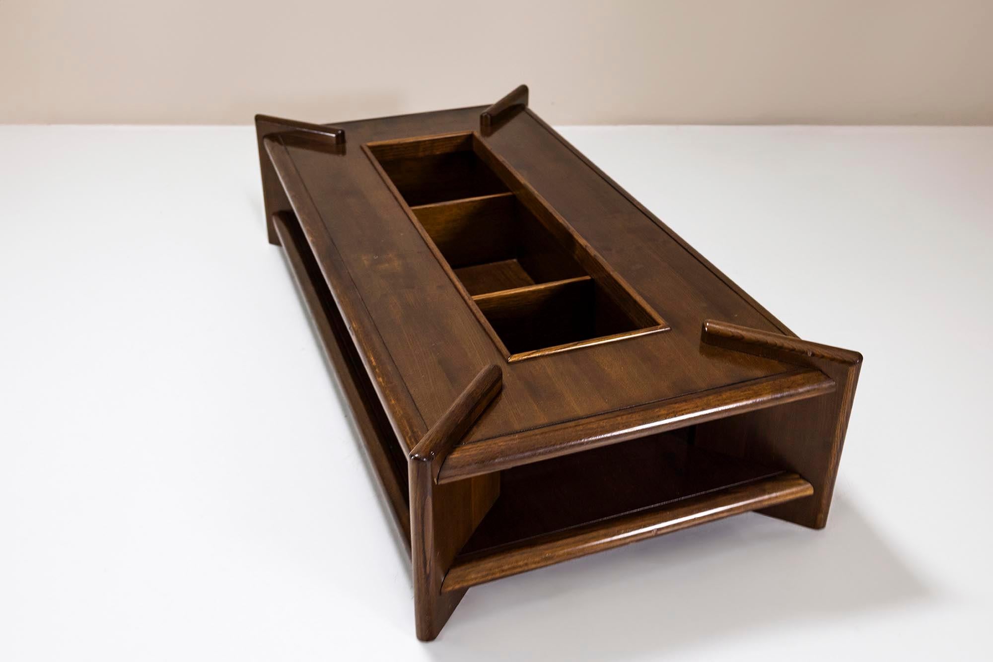 Rechteckiger Couchtisch im brutalistischen Stil aus Eschenholz, Italien 1970er Jahre im Zustand „Gut“ im Angebot in Hellouw, NL