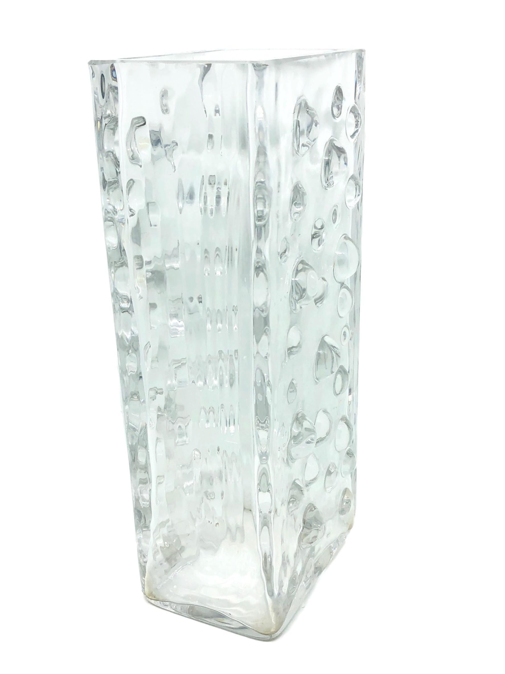 Wunderschöne deutsche Vasen der Jahrhundertmitte von WMF Glas, um 1970. Diese schöne, klare Vase bringt einen Hauch von Spaß und Fantasie in jeden Raum. Dieses schöne Stück aus sehr schwerem Kunstglas ist eine schöne Ergänzung für jeden Raum. Innen