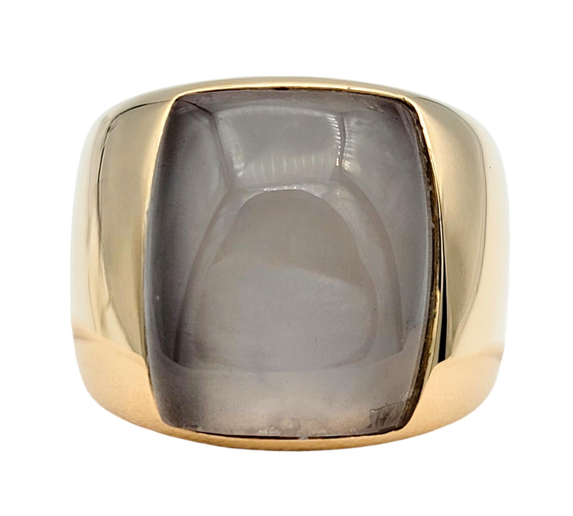Ring size: 6.5

Introducing this exquisite wide band ring, featuring a stunning cabochon light brownish-purple chalcedony, set in luxurious 18 karat rose gold. The unique chalcedony gemstone, with its soft, ethereal hues of light brown and purple,