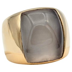 Anillo rectangular con cabujón de calcedonia en oro rosa pulido de 18 quilates