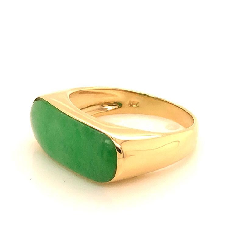 Rectangular Cabochon Green Jade Ring in 14k Yellow Gold In Good Condition In Honolulu, HI
