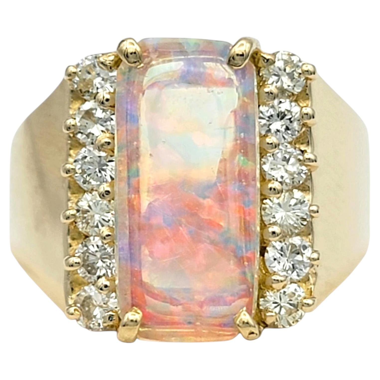Bague de cocktail en or jaune 14 carats, sertie d'une opale cabochon rectangulaire et de diamants