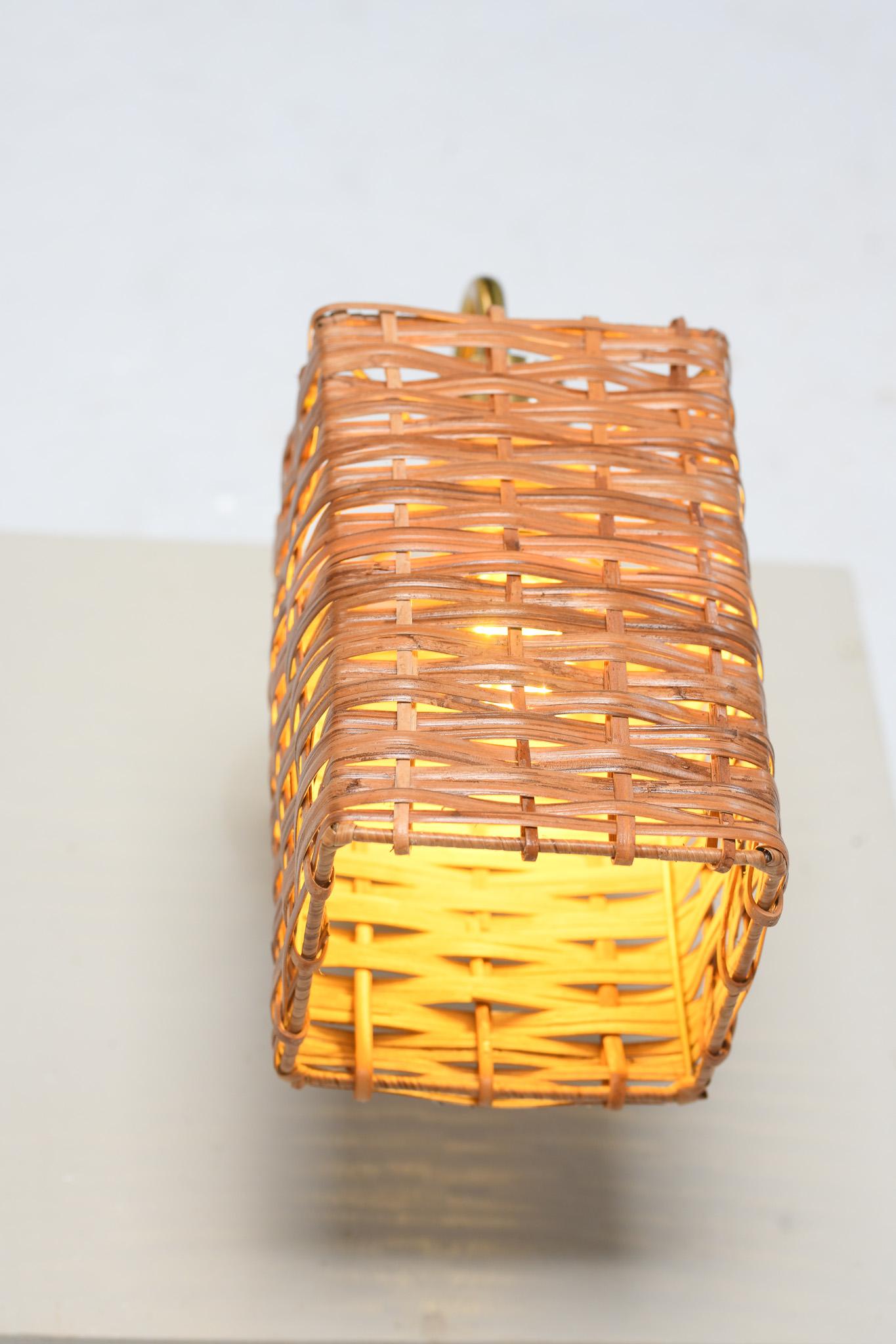 Rechteckiger Wandleuchter aus Rattan und Messing (Moderne der Mitte des Jahrhunderts) im Angebot
