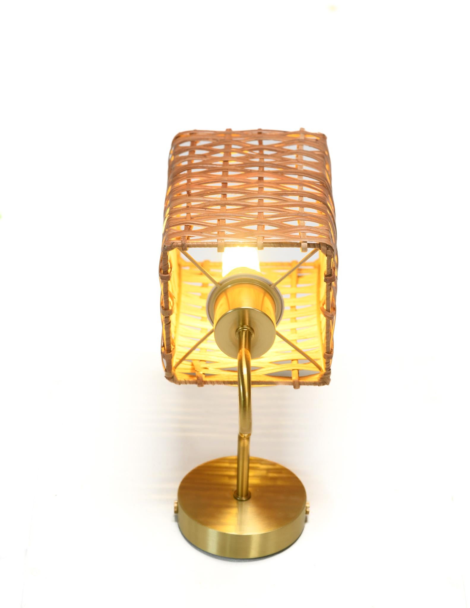 Rechteckiger Wandleuchter aus Rattan und Messing (Philippinisch) im Angebot
