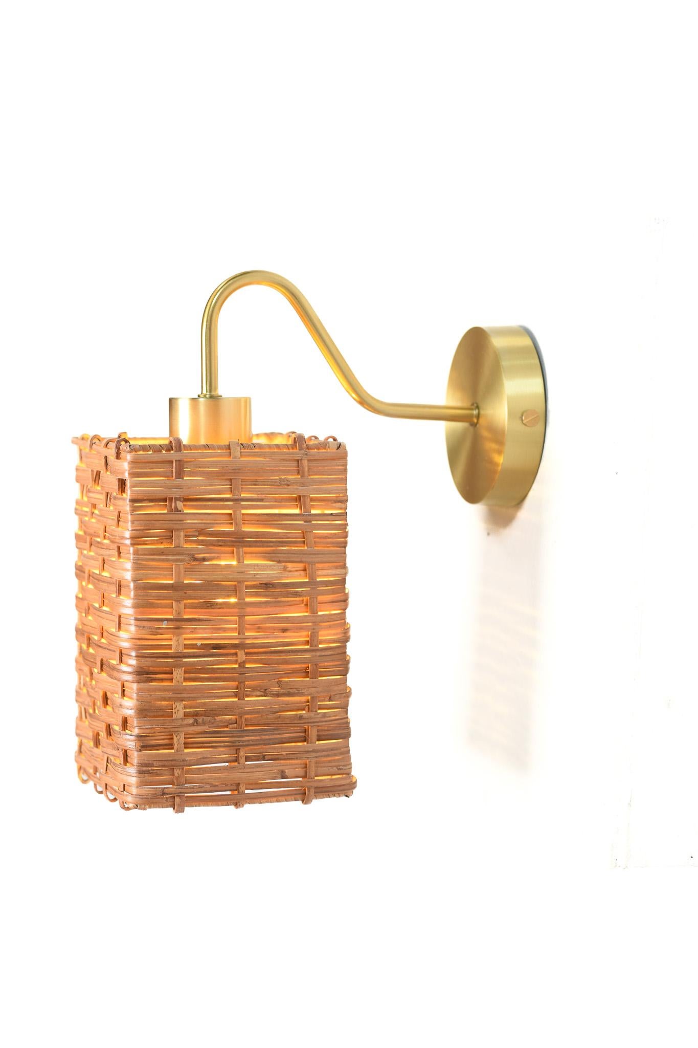 Rechteckiger Wandleuchter aus Rattan und Messing (Handgewebt) im Angebot