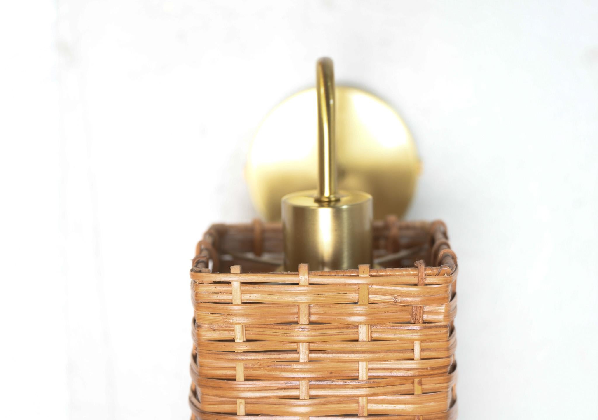 Rechteckiger Wandleuchter aus Rattan und Messing (21. Jahrhundert und zeitgenössisch) im Angebot