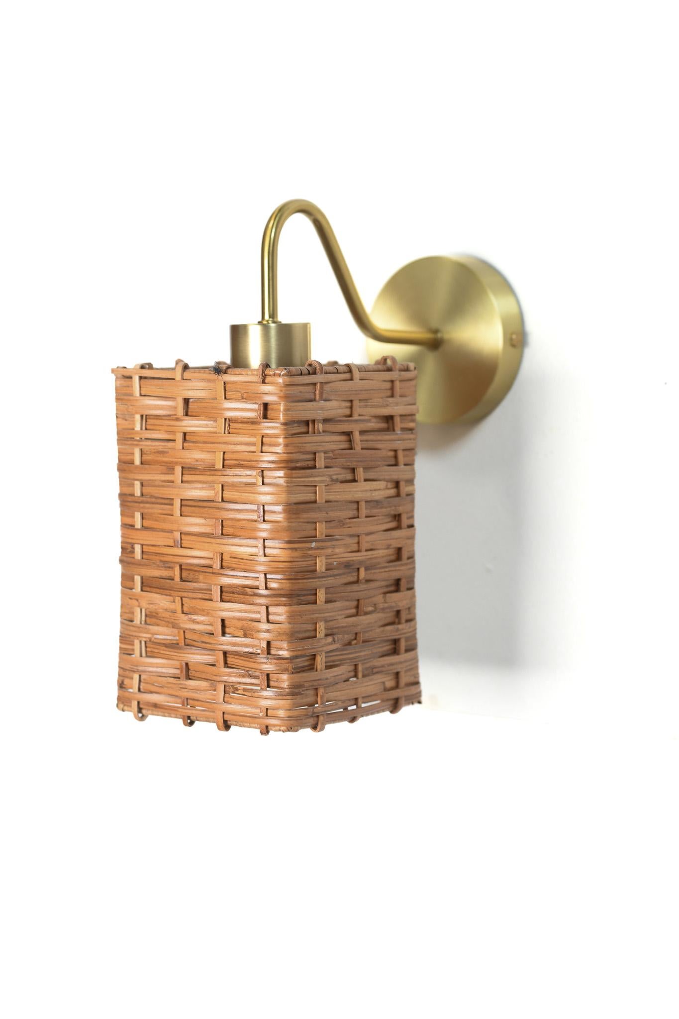 Rechteckiger Wandleuchter aus Rattan und Messing im Angebot 1
