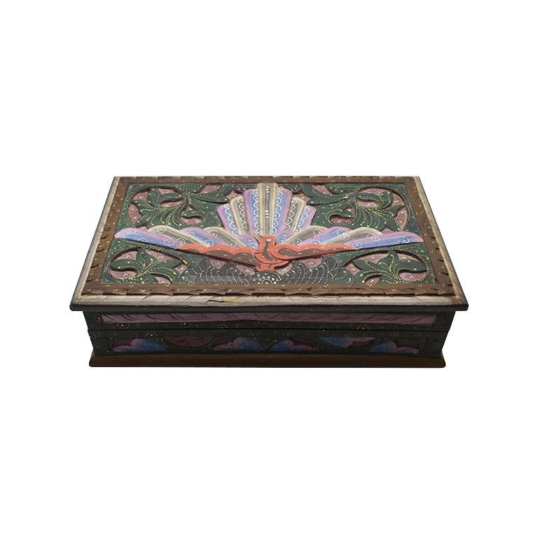 Boîte rectangulaire en bois sculpté à motif d'oiseaux avec couvercle à charnière et intérieur en batik Bon état - En vente à Oklahoma City, OK