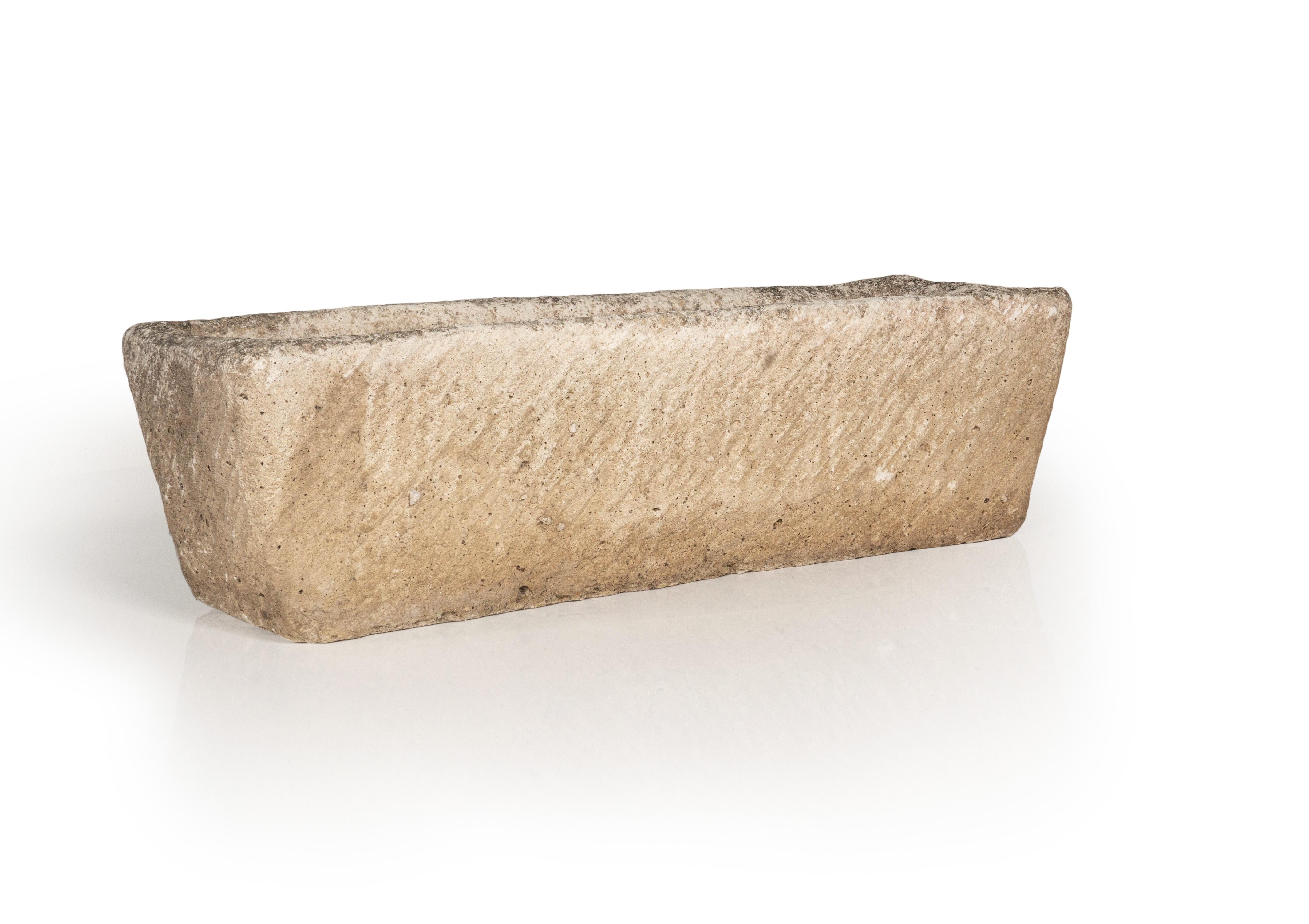 Rechteckiges handgeschnitztes Pflanzgefäß aus Stein im Zustand „Gut“ im Angebot in Dallas, TX