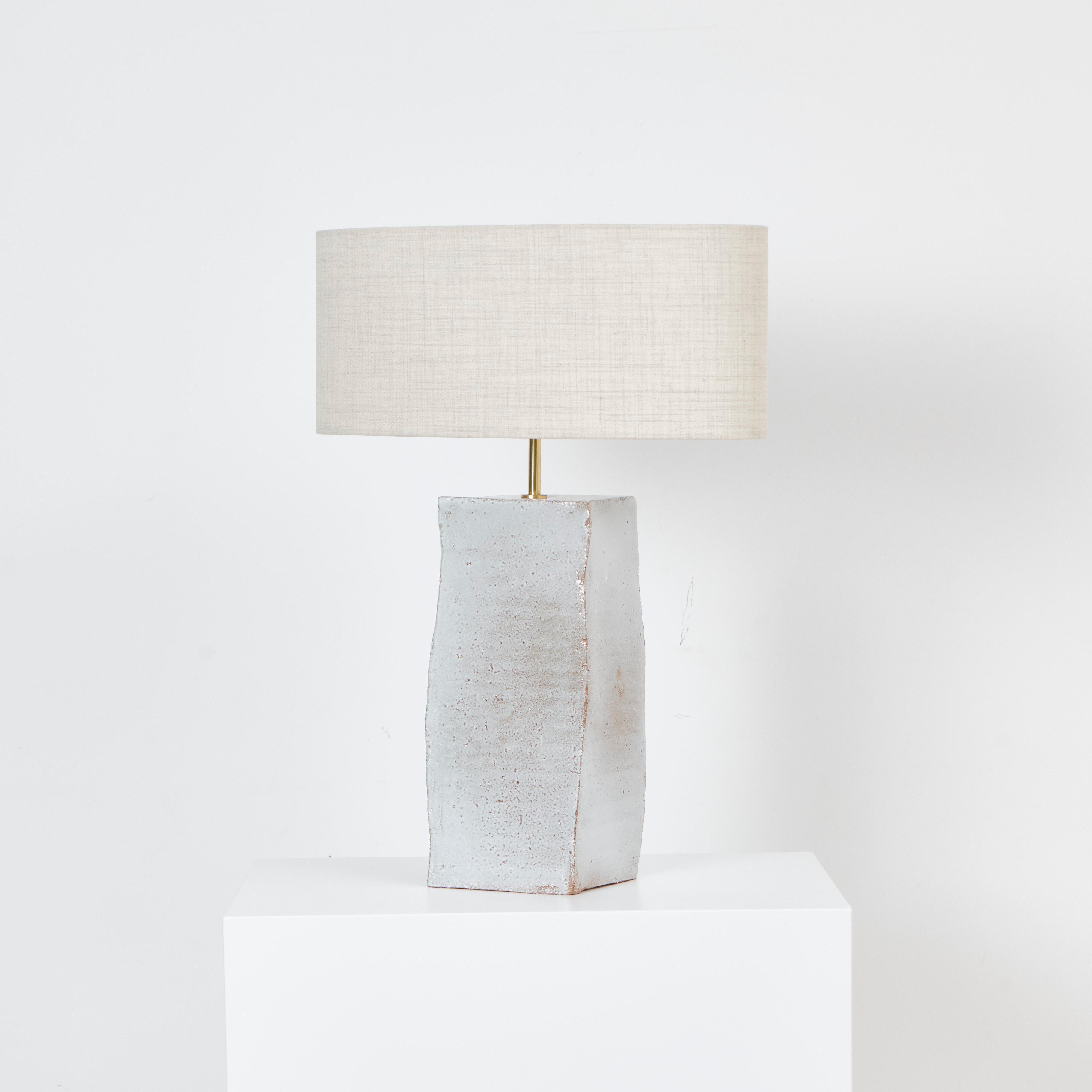 Lampe rectangulaire en céramique
Conçu par le project 213A en 2023

Lampe artisanale en céramique avec une base rectangulaire, fabriquée dans l'atelier de céramique de Project 213A. La tige est en laiton et l'abat-jour de forme ovale est composé de