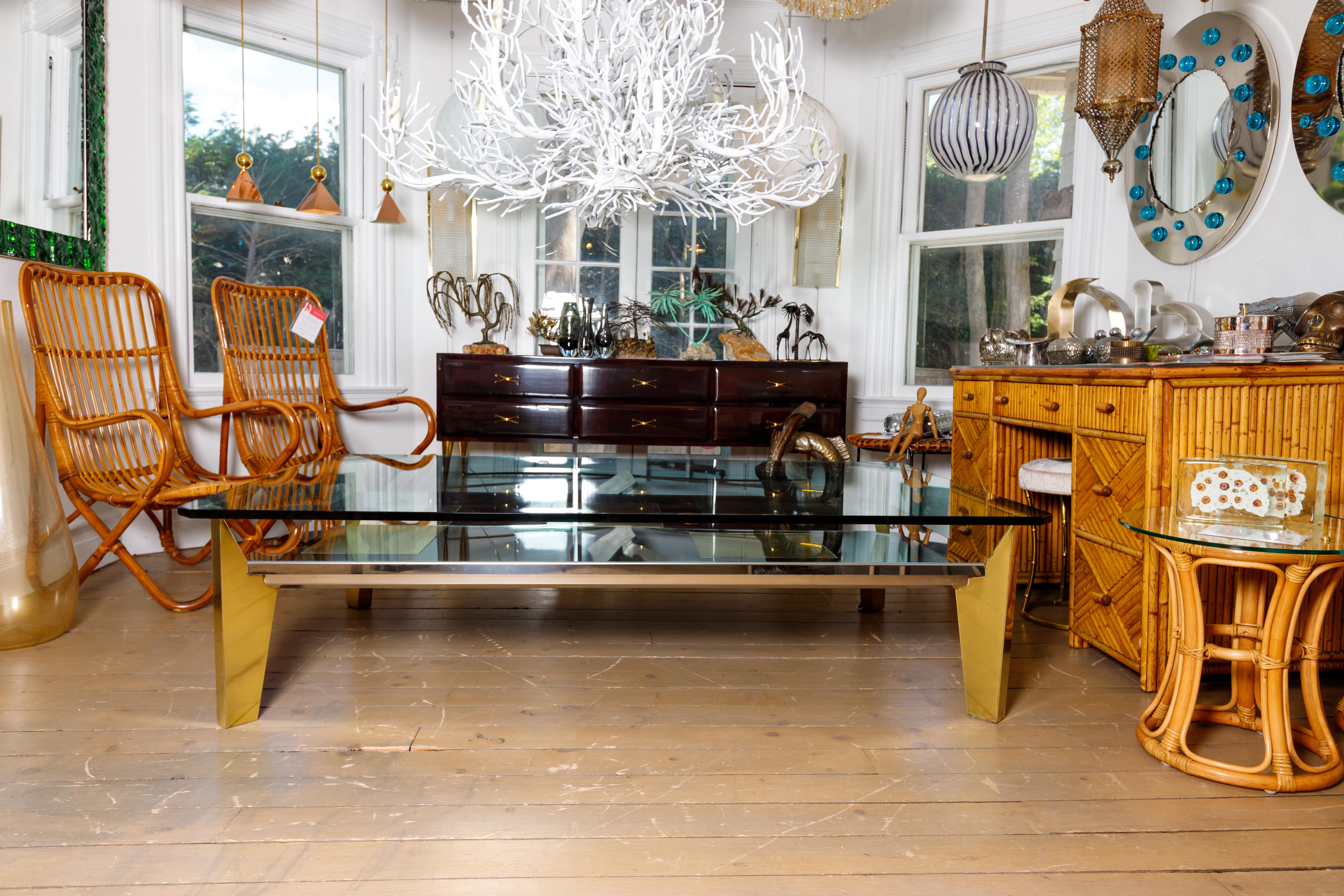 italien Table basse rectangulaire en verre chromé avec incrustations en laiton en vente