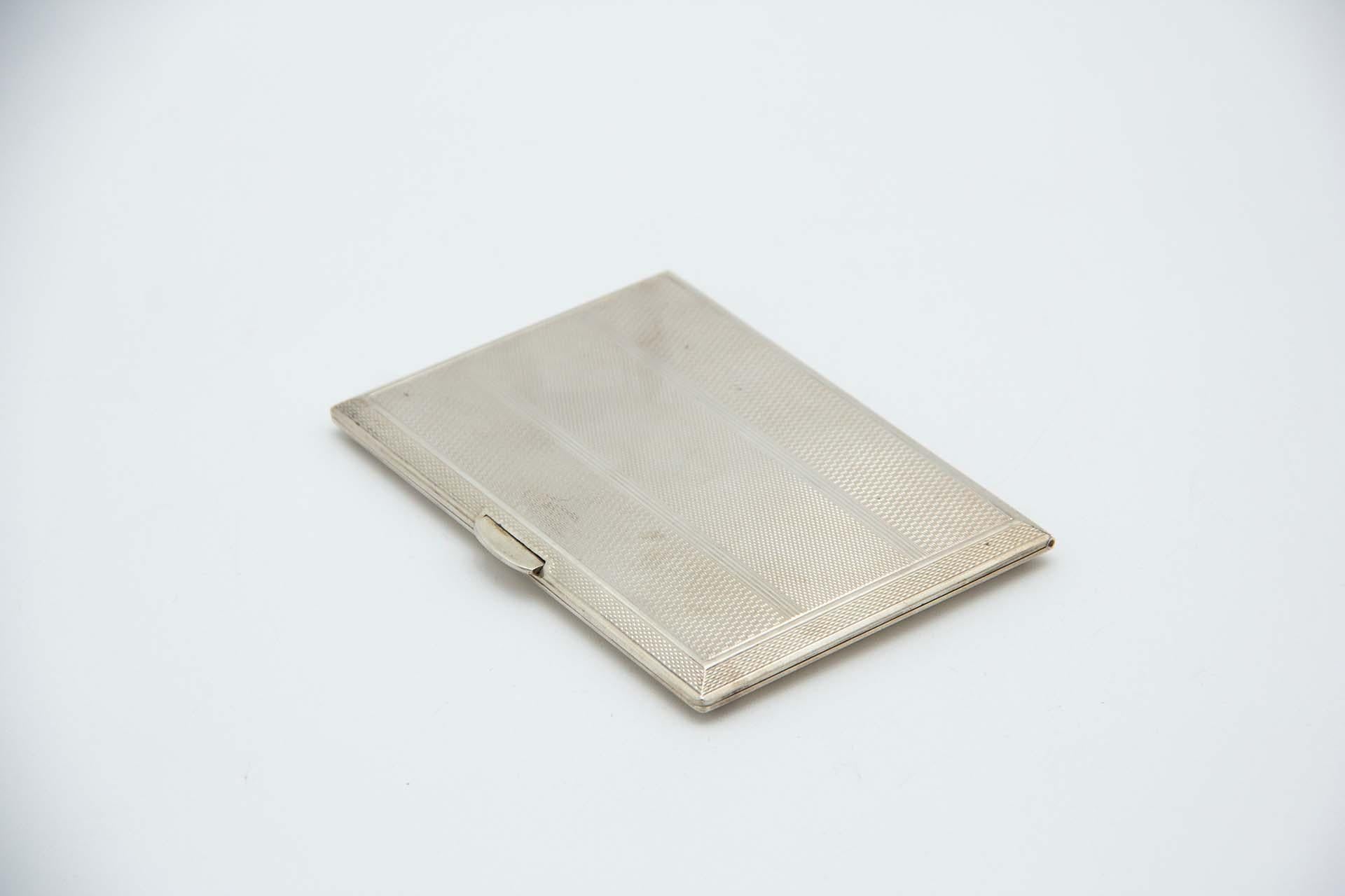 Européen Rectangular cigarette case in guilloche silver en vente