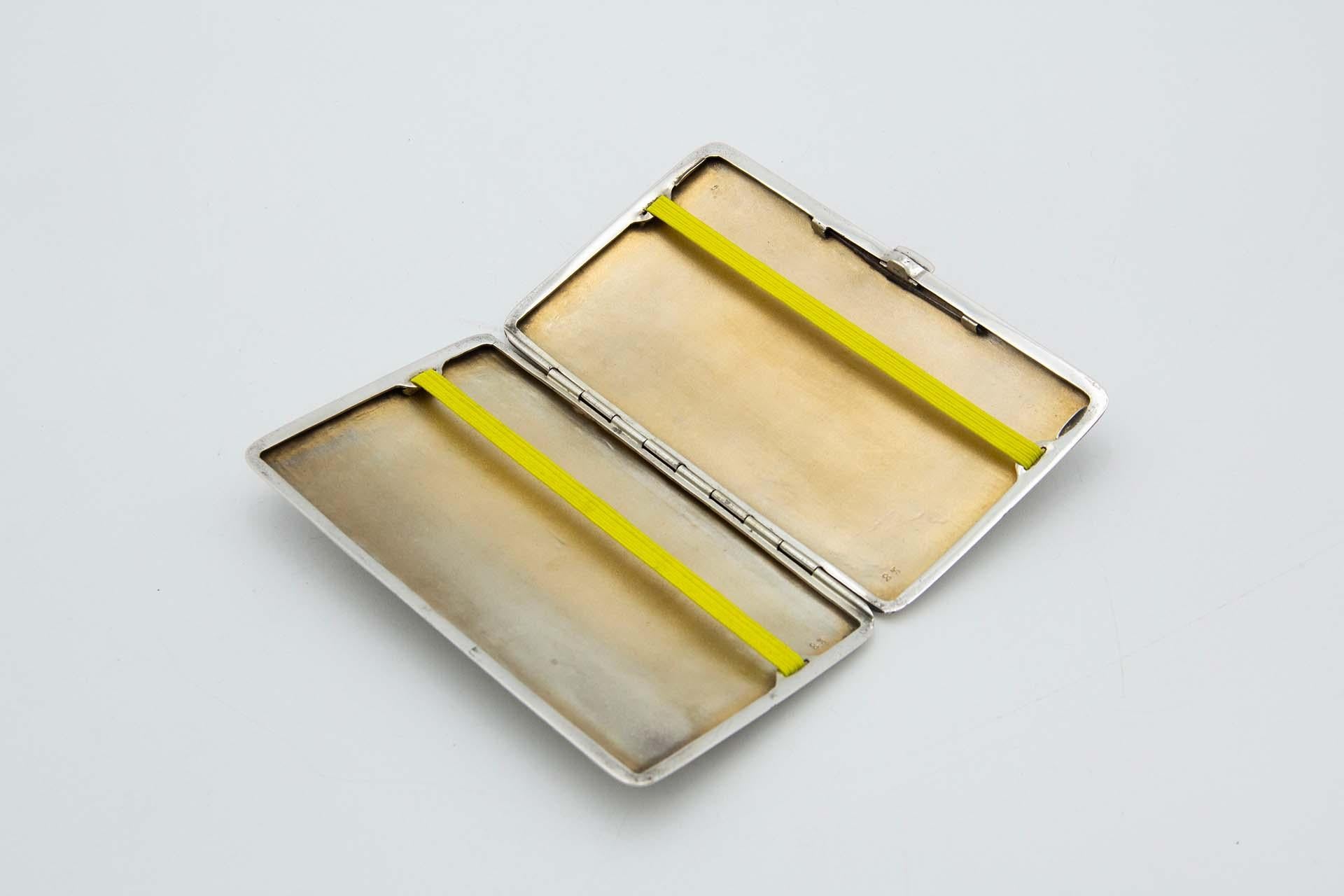 Européen Rectangular cigarette case in guilloche silver en vente