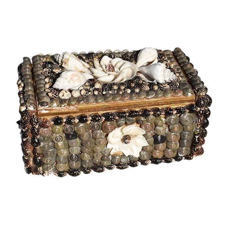 Rectangular Coastal Decorative Wood Sea Shell Motif Flower Trinket Box In Good Condition In Oklahoma City, OK