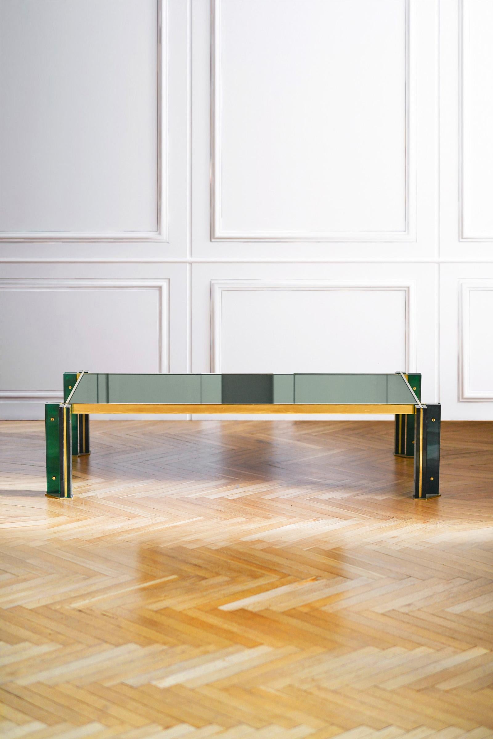 Fin du 20e siècle Table basse rectangulaire des années 1970 en laiton et verre vert. en vente