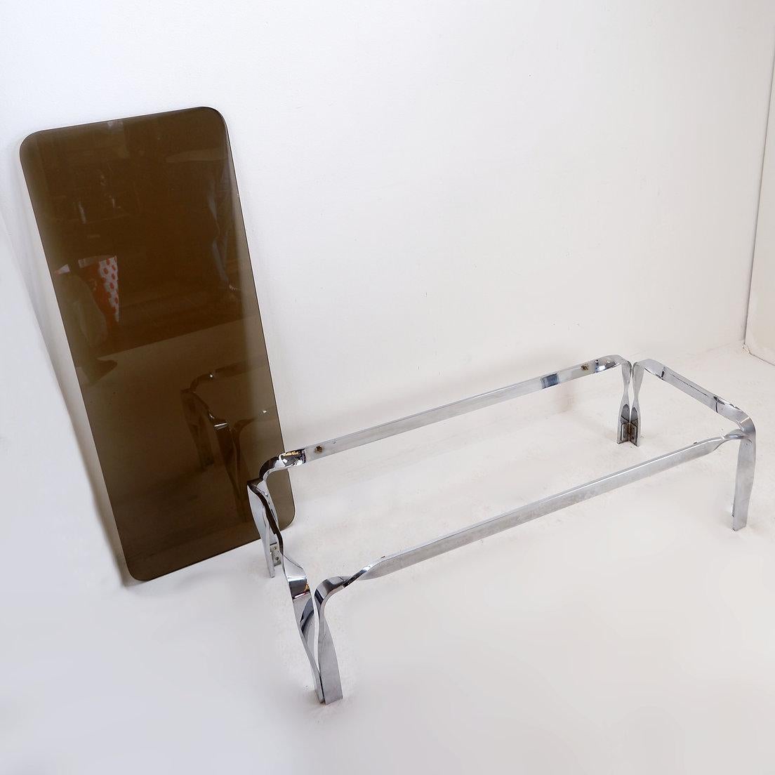 Mesa de centro rectangular de Roger Sprunger para Dunbar, años 60
Vintage - Decoración - Decoración del hogar
Medidas : 135,5x51cm H:32,5cm 
Tapa de cristal : 120x47cm
Materiales : acero cromado - cristal ahumado
Pátina consistente con la edad y el