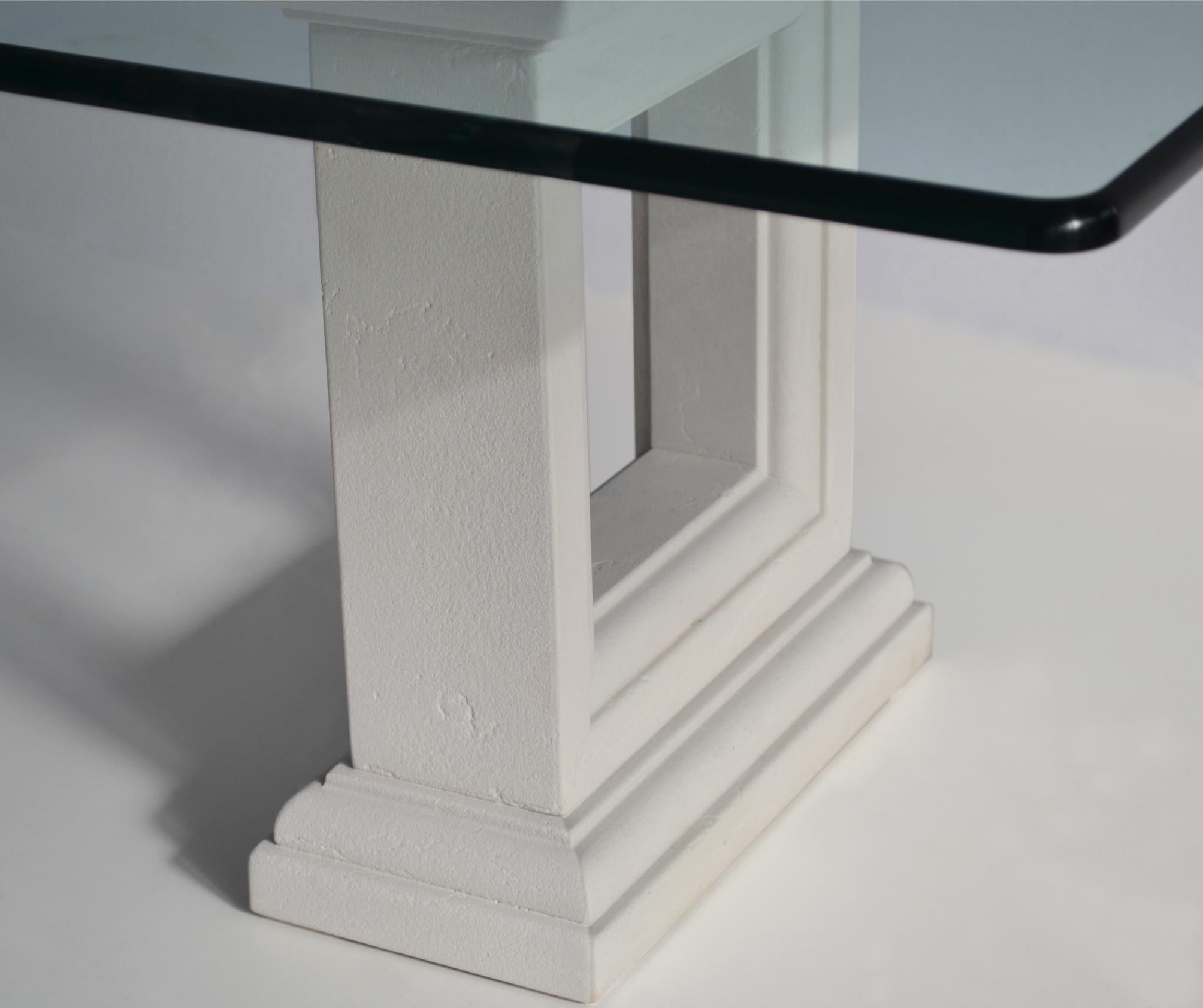 Européen Table basse en cristal, bases en pierre sculptée fabriquées à la main en Italie disponible en vente
