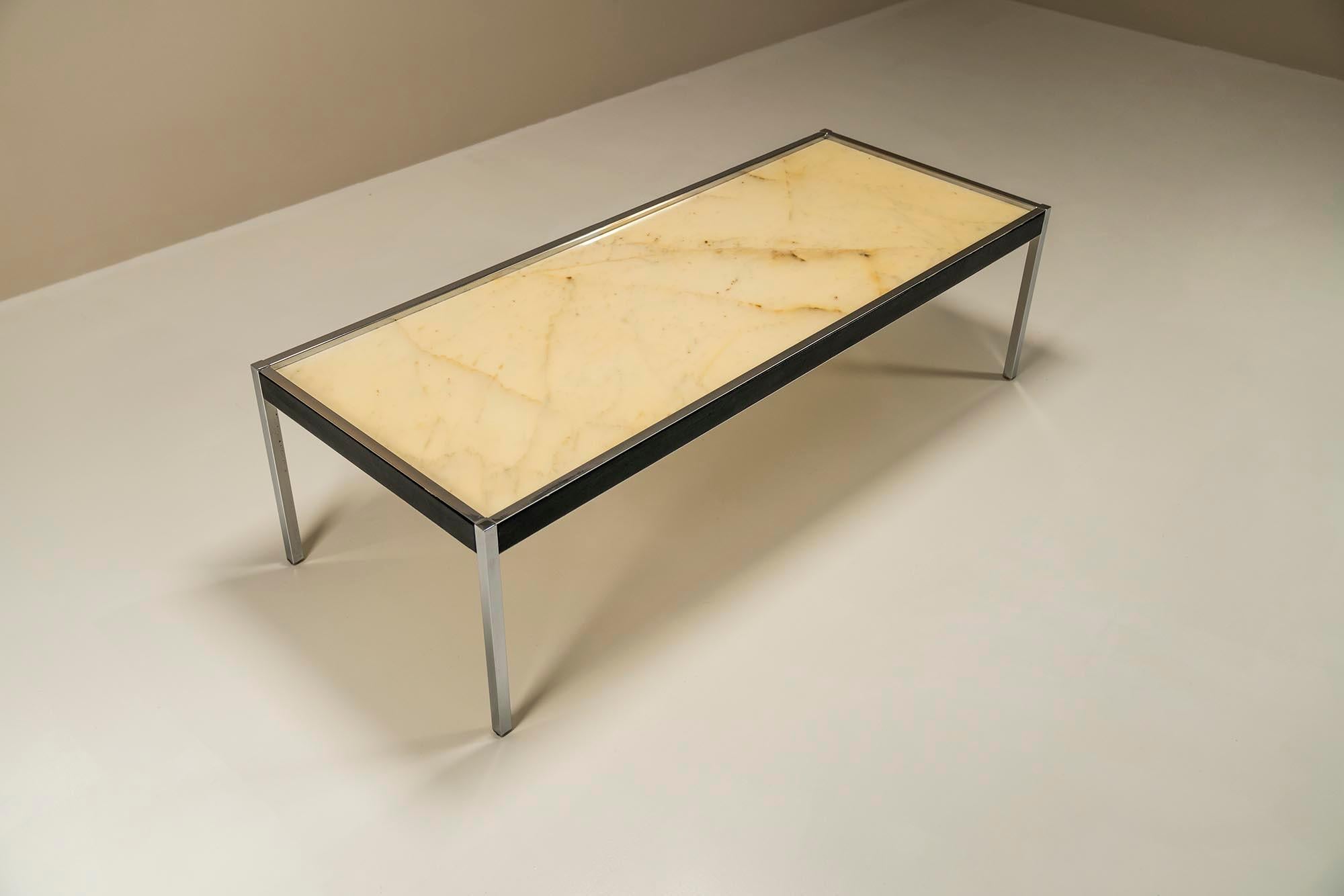 This coffee table is made of three materials that together form a pleasant combination. The main role is of course fully claimed by the crema marble top and shows a subtle play of lines and veins. Light orange streaks and underlying light gray