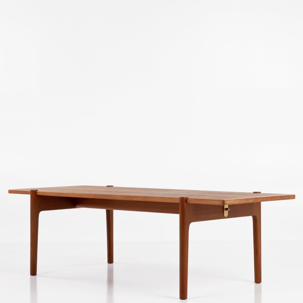 Table basse en teck avec plateau réversible.
Fabriqué par Johannes Hansen.