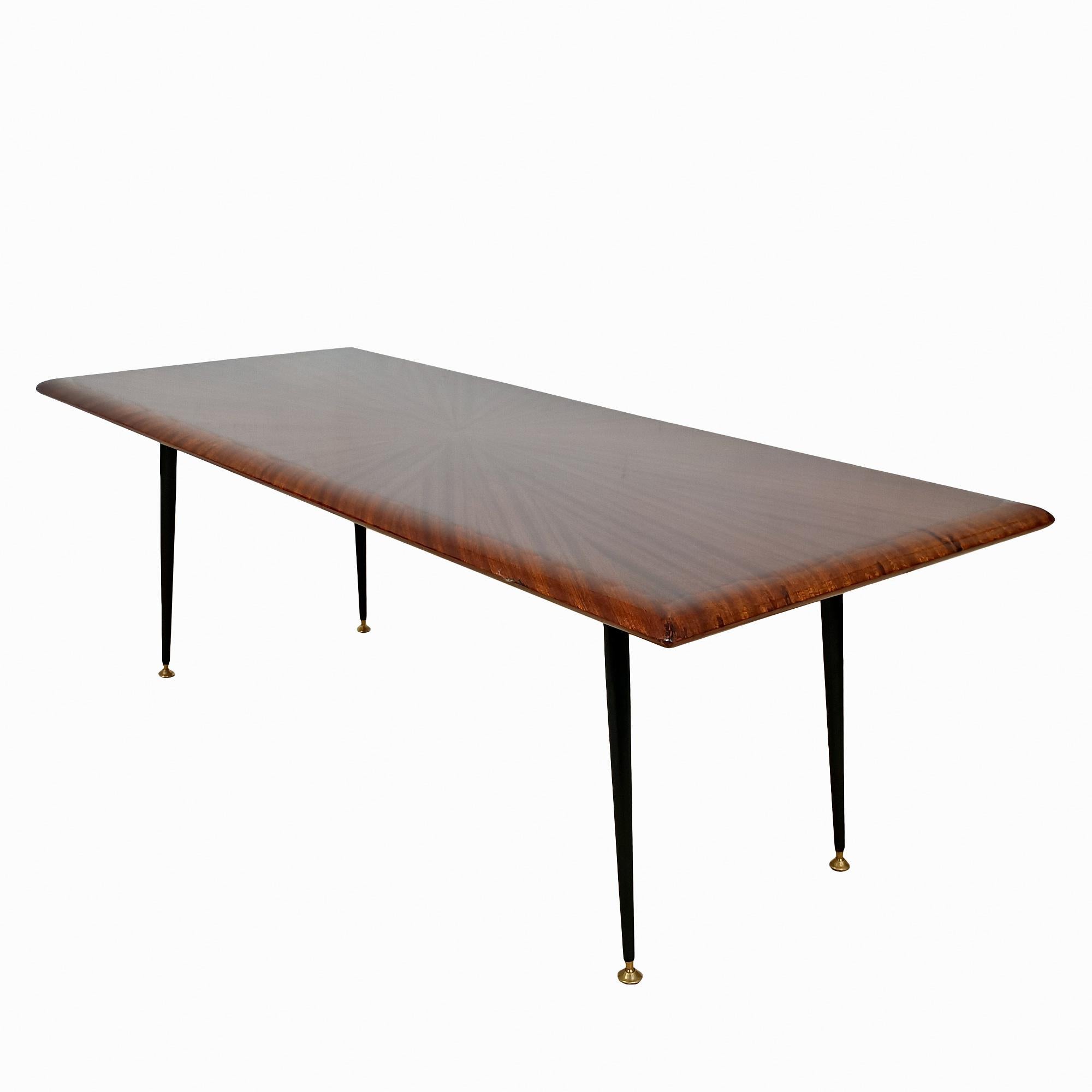 Tavolino rettangolare in legno massiccio con impiallacciatura in mogano con motivo a raggiera, gambe in acciaio annerito e piedini regolabili in ottone lucido. Smalto francese.

Italia 1950