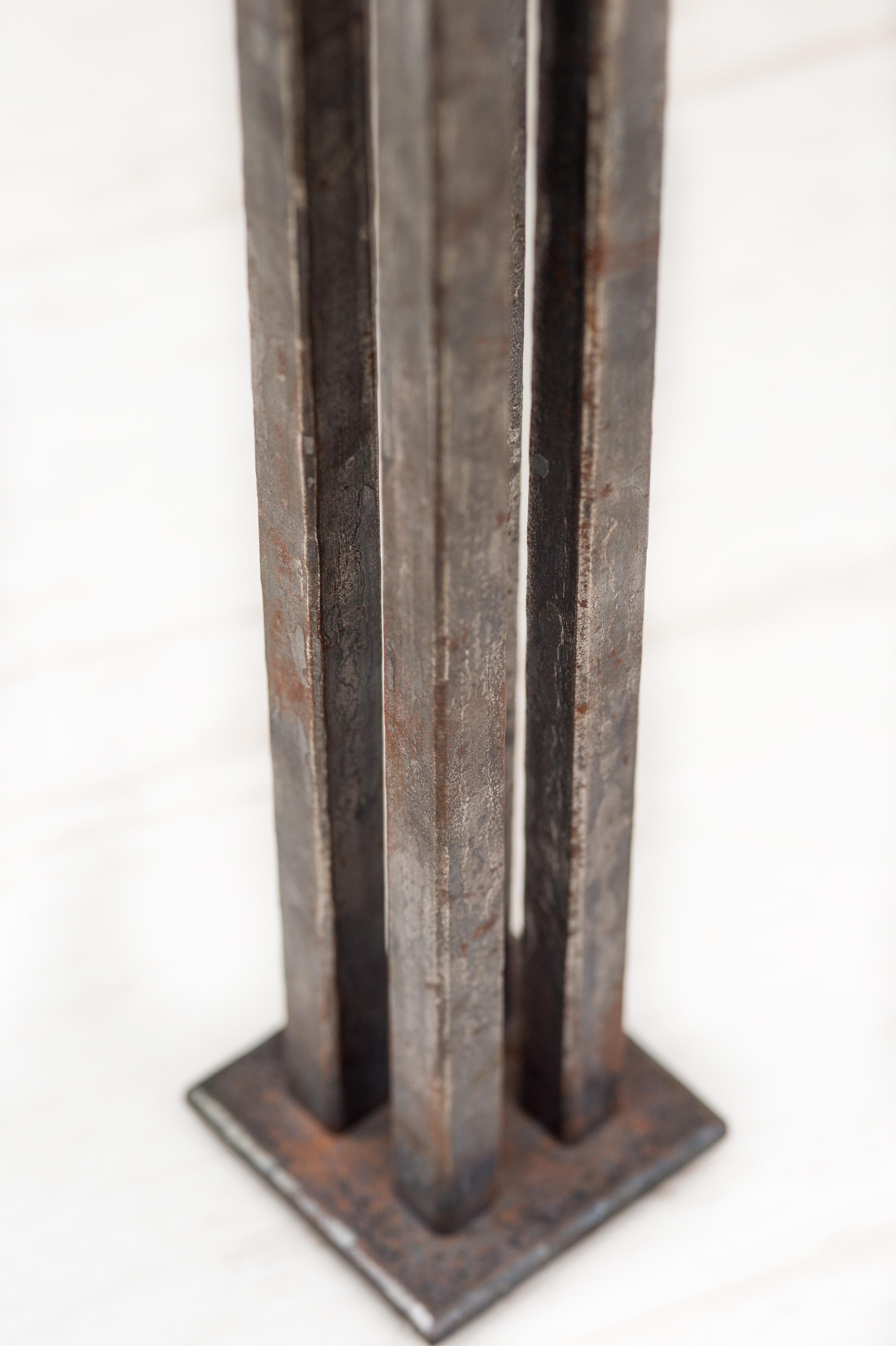 Rechteckiger Couchtisch aus geschmiedeten Bronzefliesen und geschmiedeten Stahlbeinen (Abgeschrägt) im Angebot