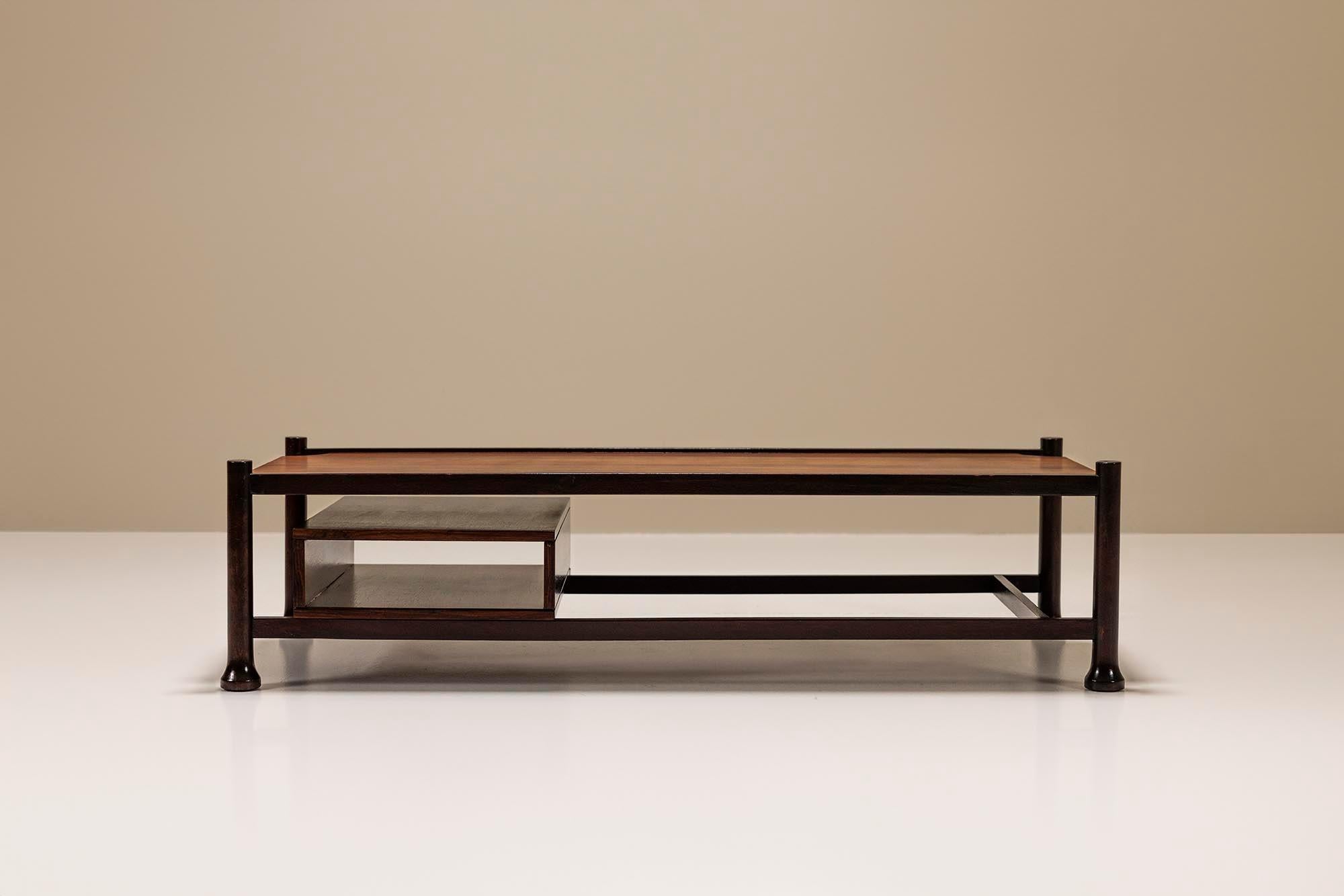 Rectangular coffee table veneered in rosewood.

At the first glance we see a lightness created by the clean lines of the frame. And the elongated rectangular shape creates an elegance as we know and maybe expect from Italian vintage furniture from