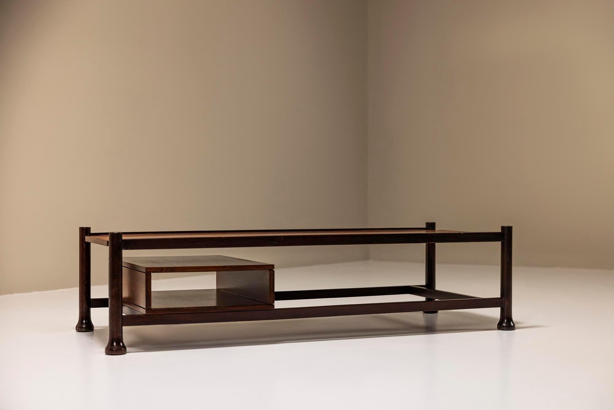 Mid-Century Modern Rectangular Coffee Table Veneered In Rosewood, Italy 1960's For Sale