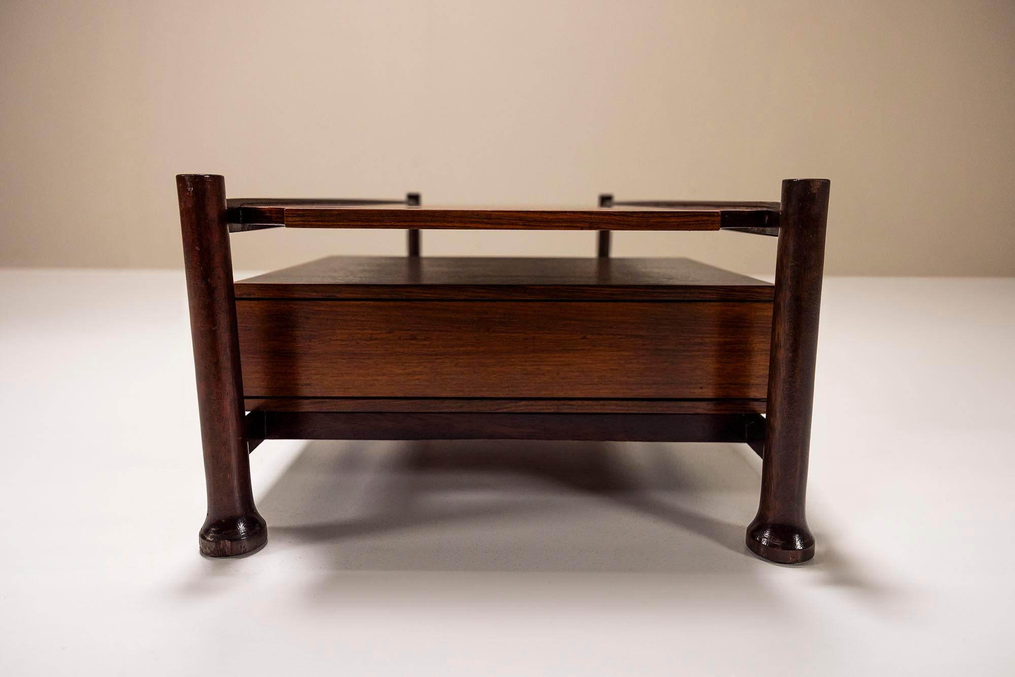 Rectangular Coffee Table Veneered In Rosewood, Italy 1960's In Good Condition For Sale In Hellouw, NL