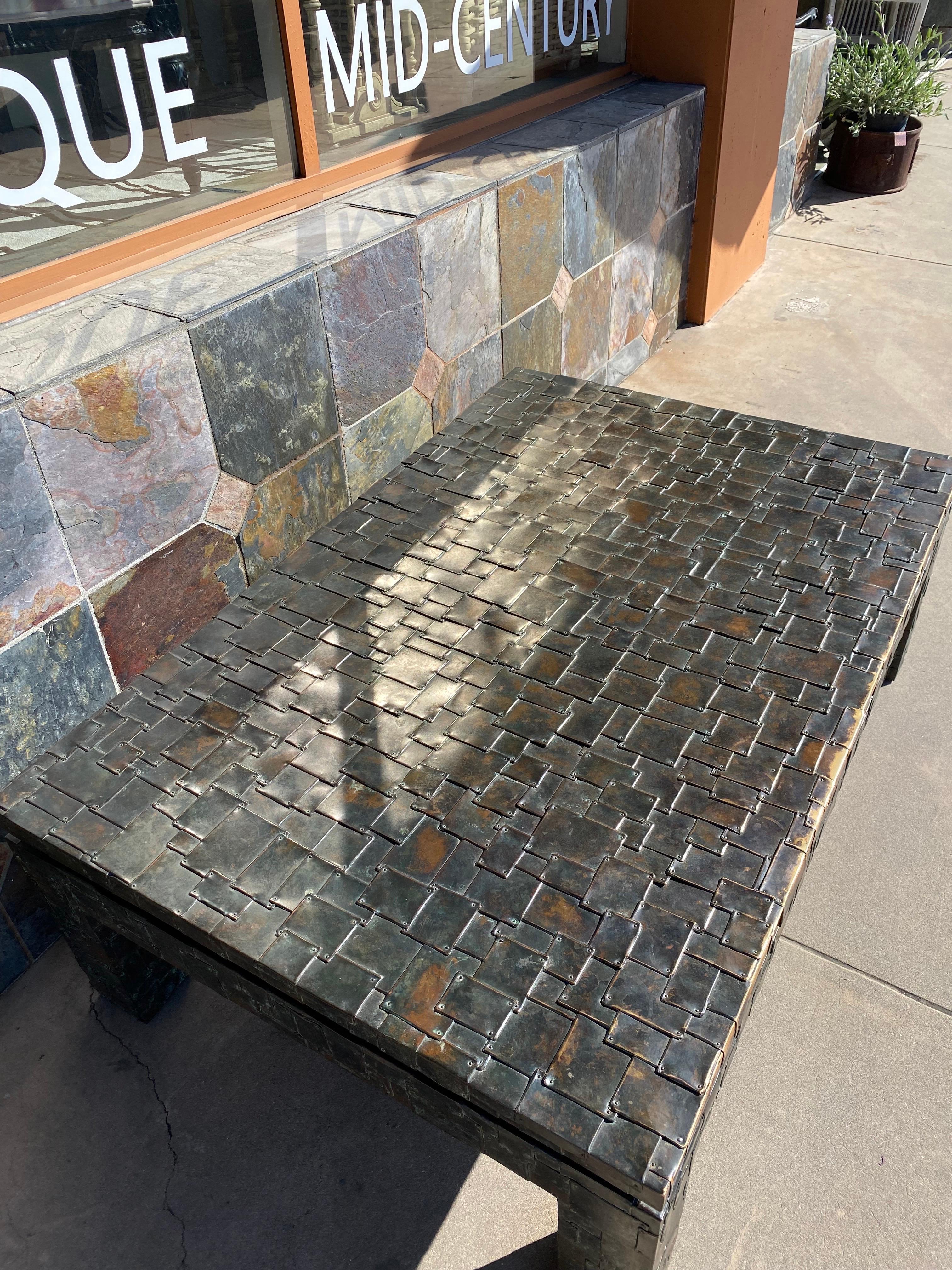 Rechteckiger Couchtisch mit Kupfer-Patchwork-Finish von Maitland-Smith im Zustand „Gut“ im Angebot in San Diego, CA