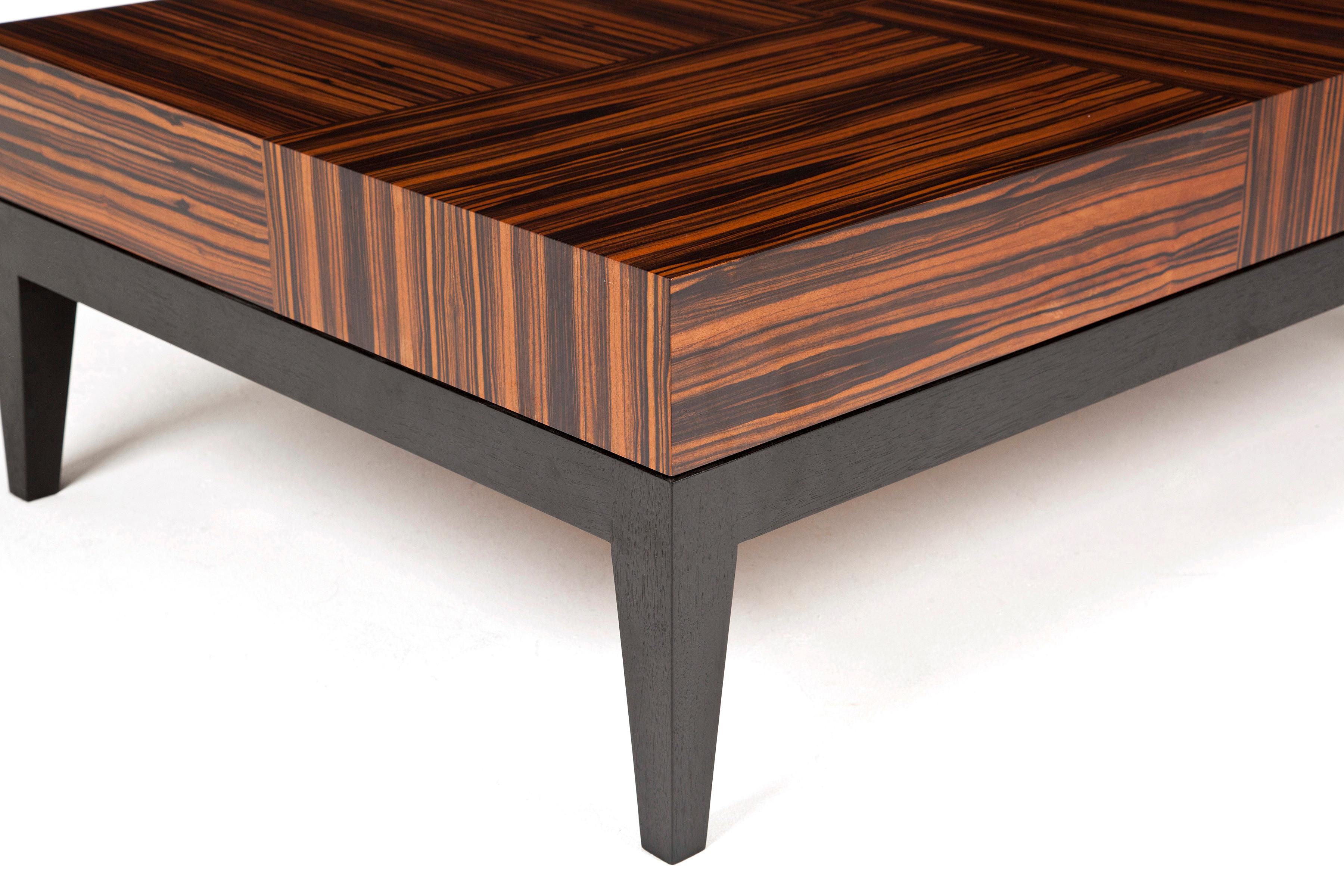 Art déco Table basse rectangulaire avec motifs géométriques en macassar en vente