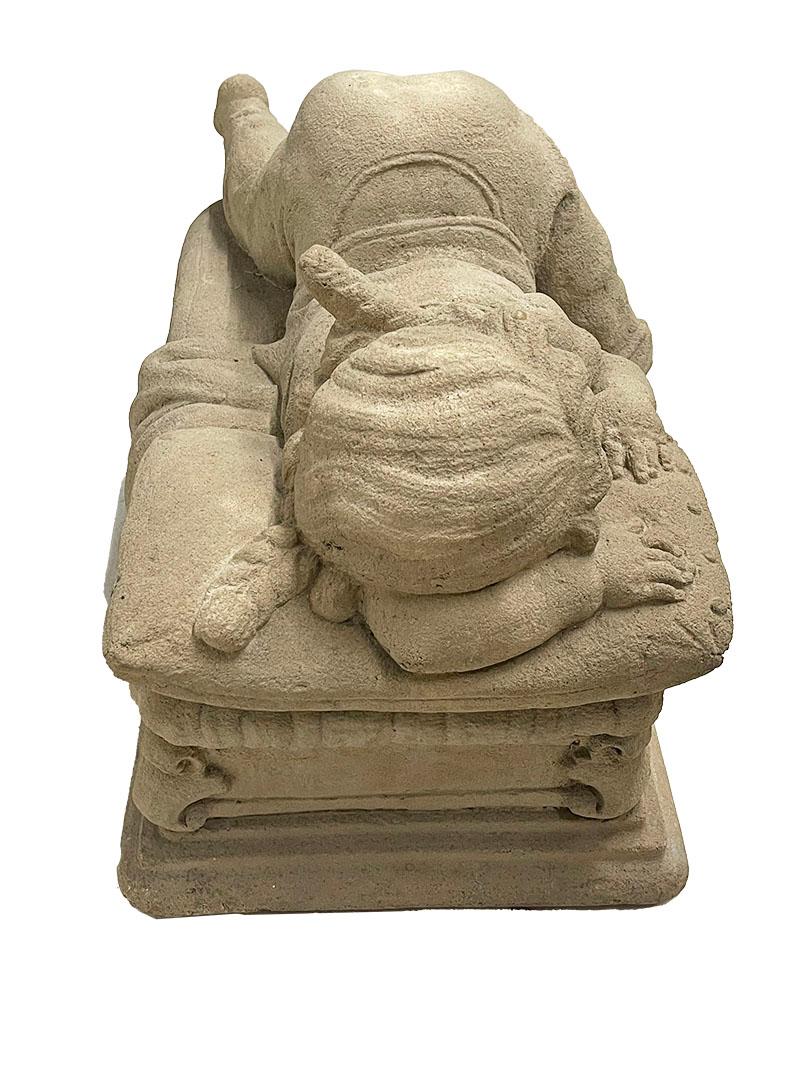 Table basse rectangulaire avec figurines d'enfants en pierre et plateau en verre en vente 5