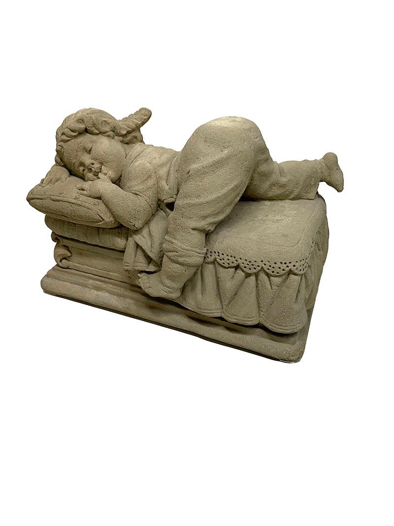 Table basse rectangulaire avec figurines d'enfants en pierre et plateau en verre en vente 8