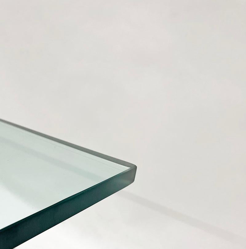 Table basse rectangulaire avec figurines d'enfants en pierre et plateau en verre en vente 9