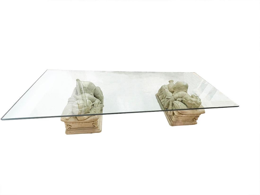 Table basse rectangulaire avec figurines d'enfants en pierre et plateau en verre

Un doux couple composé d'un petit garçon et d'une petite fille, dort les pouces dans la bouche sur une ottomane surélevée, drapée de tissu, faite de pierre et