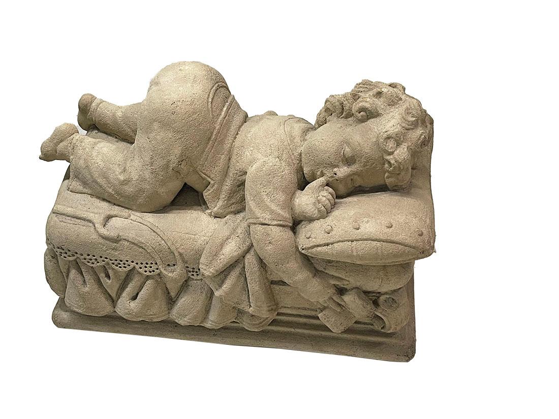 Table basse rectangulaire avec figurines d'enfants en pierre et plateau en verre Bon état - En vente à Delft, NL