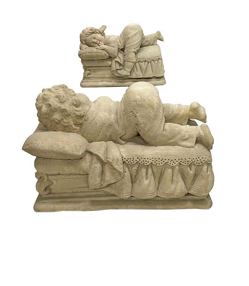 20ième siècle Table basse rectangulaire avec figurines d'enfants en pierre et plateau en verre en vente