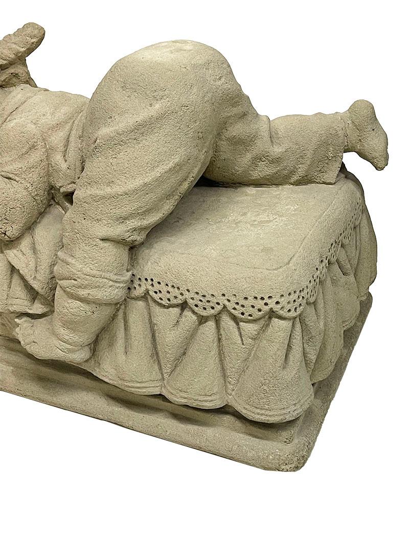 Table basse rectangulaire avec figurines d'enfants en pierre et plateau en verre en vente 3