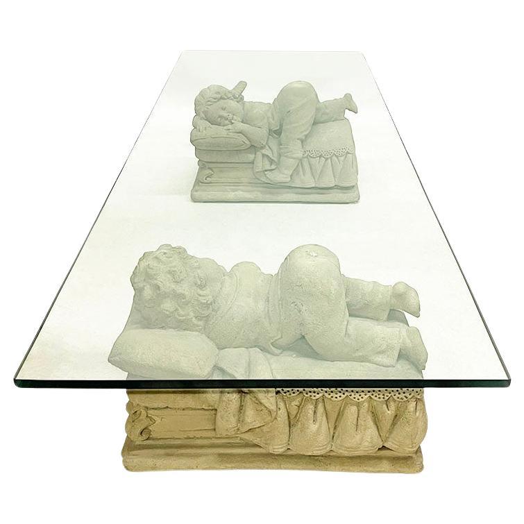 Table basse rectangulaire avec figurines d'enfants en pierre et plateau en verre en vente