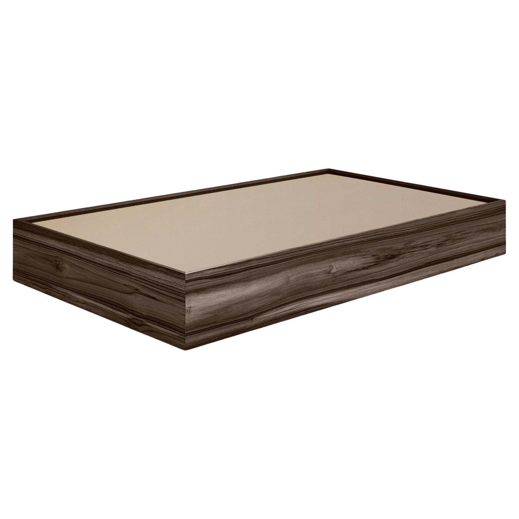 Mesa de centro rectangular chapada en nogal con tapa de espejo de bronce de 63 pulgadas - Arc