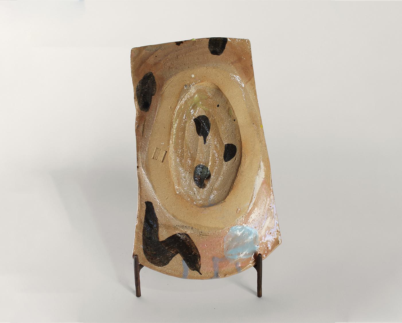 Terre sonore - Shun Kadohashi 

Bunter rechteckiger freier japanischer Teller 

29,5 x 15 x 12 cm
Sandstein
Hergestellt in Japan
Einzigartiges Stück
2023

Dieses Werk wird mit einem Echtheitszertifikat geliefert.

Shun Kadohashi ist ein japanischer