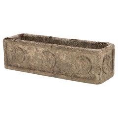 Fioriera rettangolare in cemento con motivo a rose Tudor, Inghilterra, metà del XX secolo.